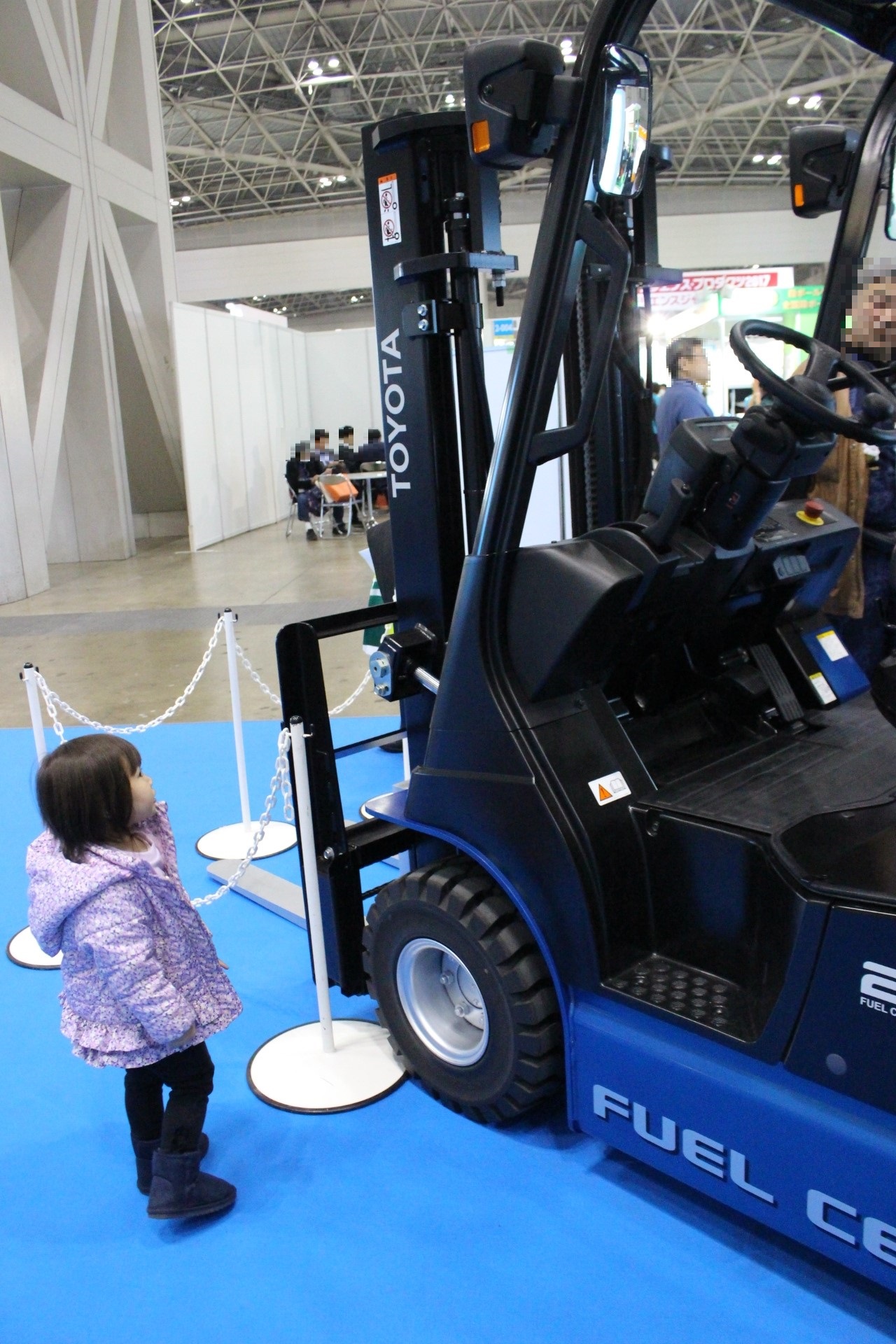 車好きの子どもと話題の燃料電池自動車について学ぼう