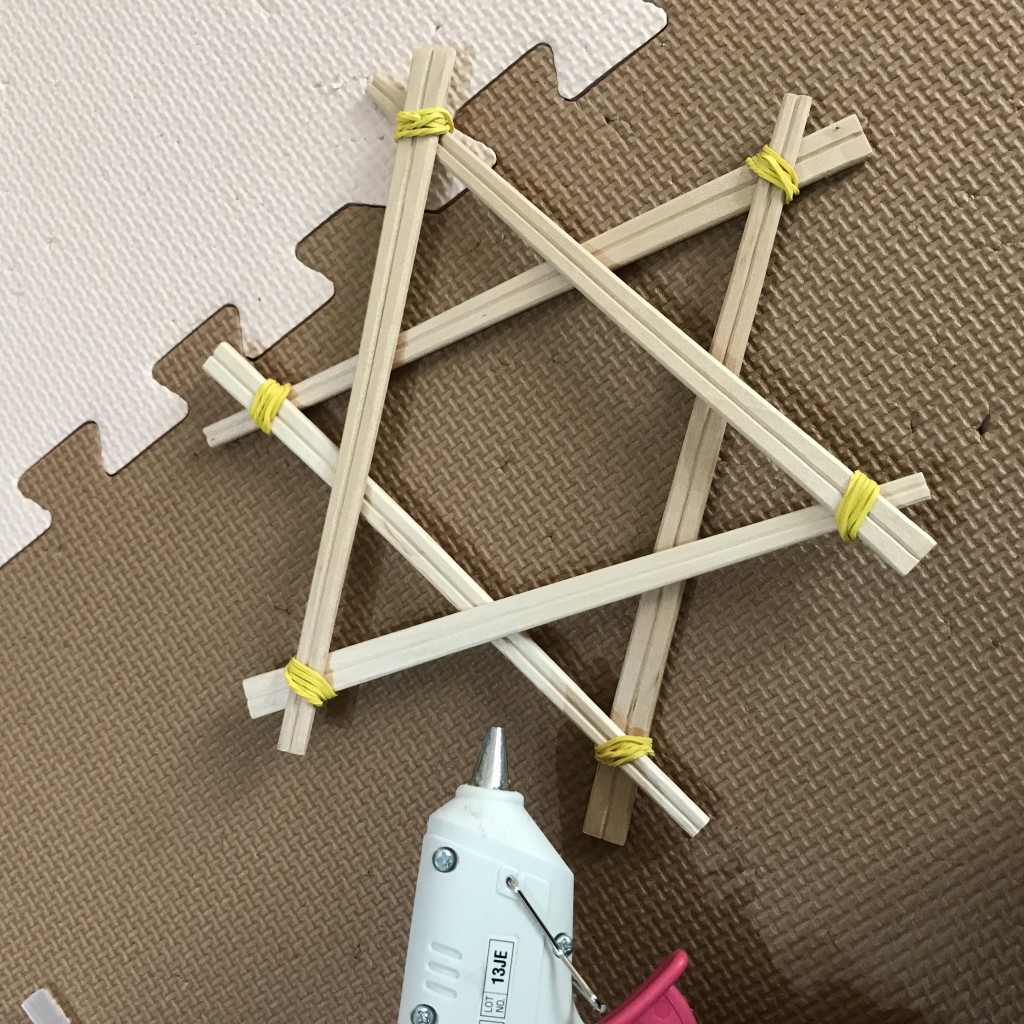割り箸でクリスマスリース作り