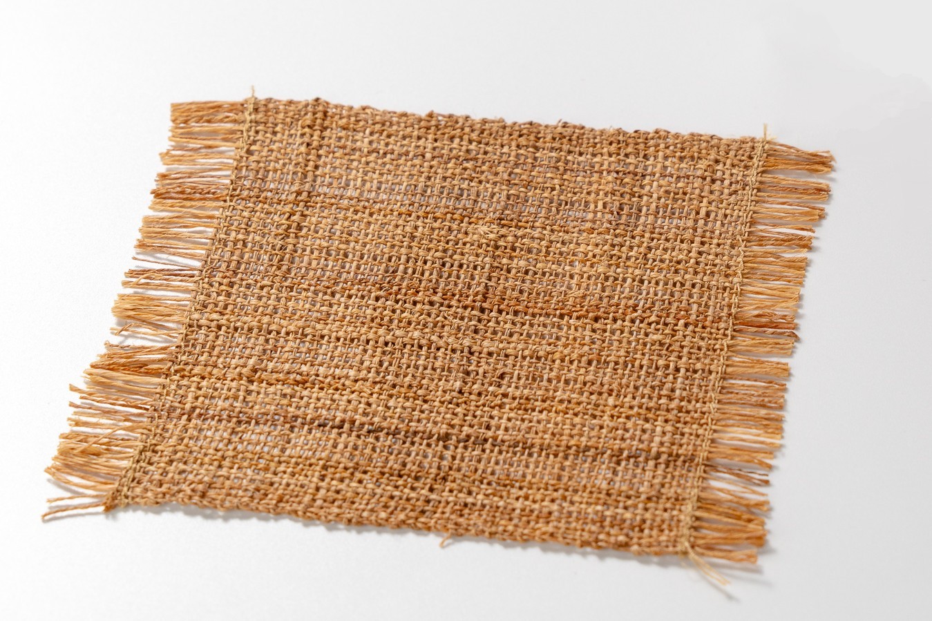 森と暮らしを結ぶ、やさしい一枚。
しな織のコースター