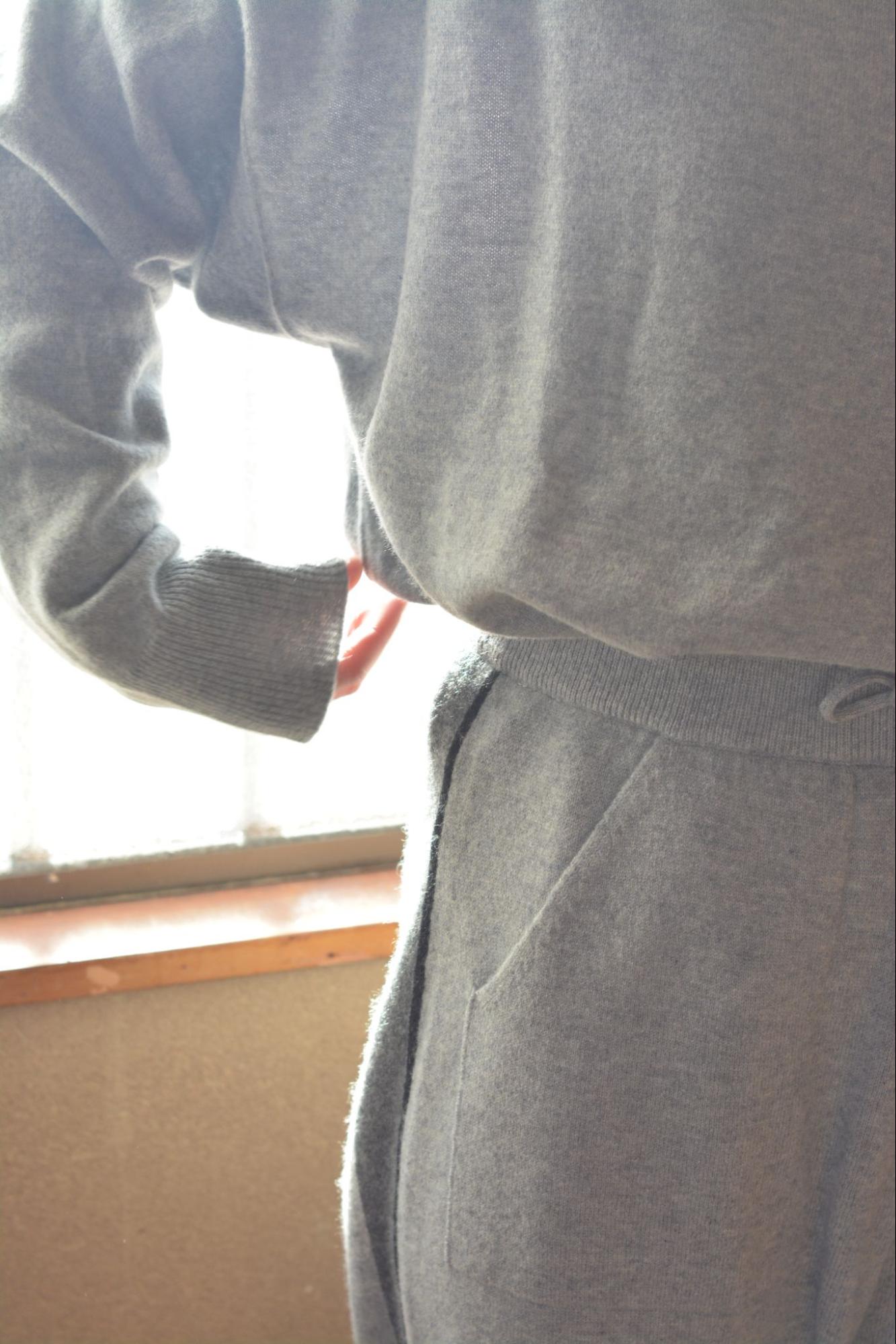 カシミヤ繊維の生産はモンゴルの基幹産業ですが、需要の高まりによる過放牧が進み、草原の砂漠化が深刻な課題となっています。その背景には、原毛が適正な価格で取引されず、生産者の収入が不安定になっているという構造的な問題があります。

「タドれるカシミヤ」シリーズでは、原料コストから製造コスト、輸送に至るまで、製品のコスト構造と製造背景をブロックチェーン（※）で見える化。

遊牧民から適正価格で原毛を買い取り、山羊の数を増やすことなく生産者の収入向上を支えることで、過放牧を防ぎ、モンゴルの自然環境と伝統的な暮らしを守ることに貢献しています。