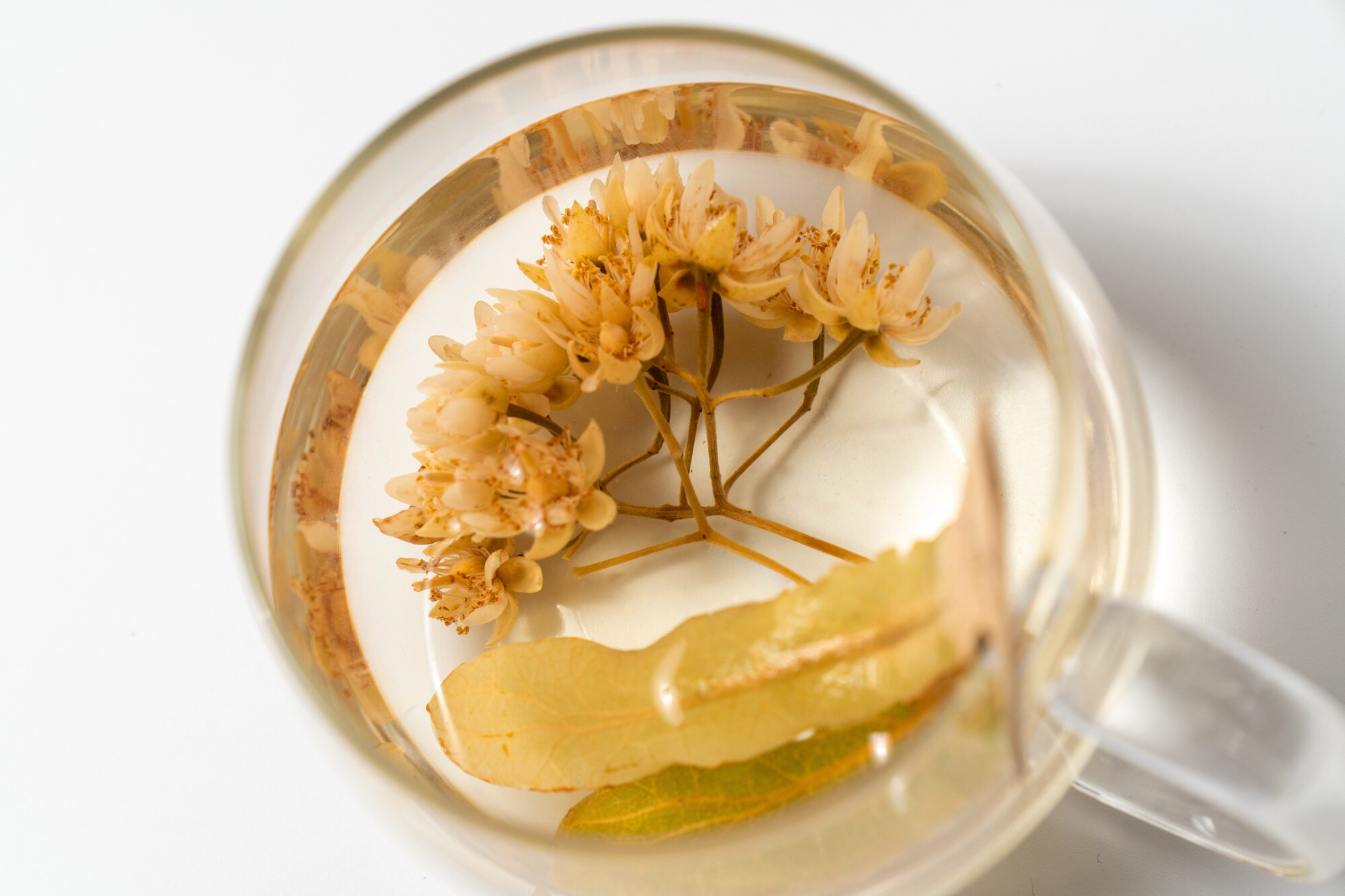 ・ティーカップに直接ハーブを入れ熱湯を注ぎ約3分、はちみつ色になれば頃合いです。
・透明な耐熱カップはお花がより一層咲くように開く様子を愉しめるのでおすすめです。
・2杯目は抽出時間を長くすることでお楽しみいただけます。