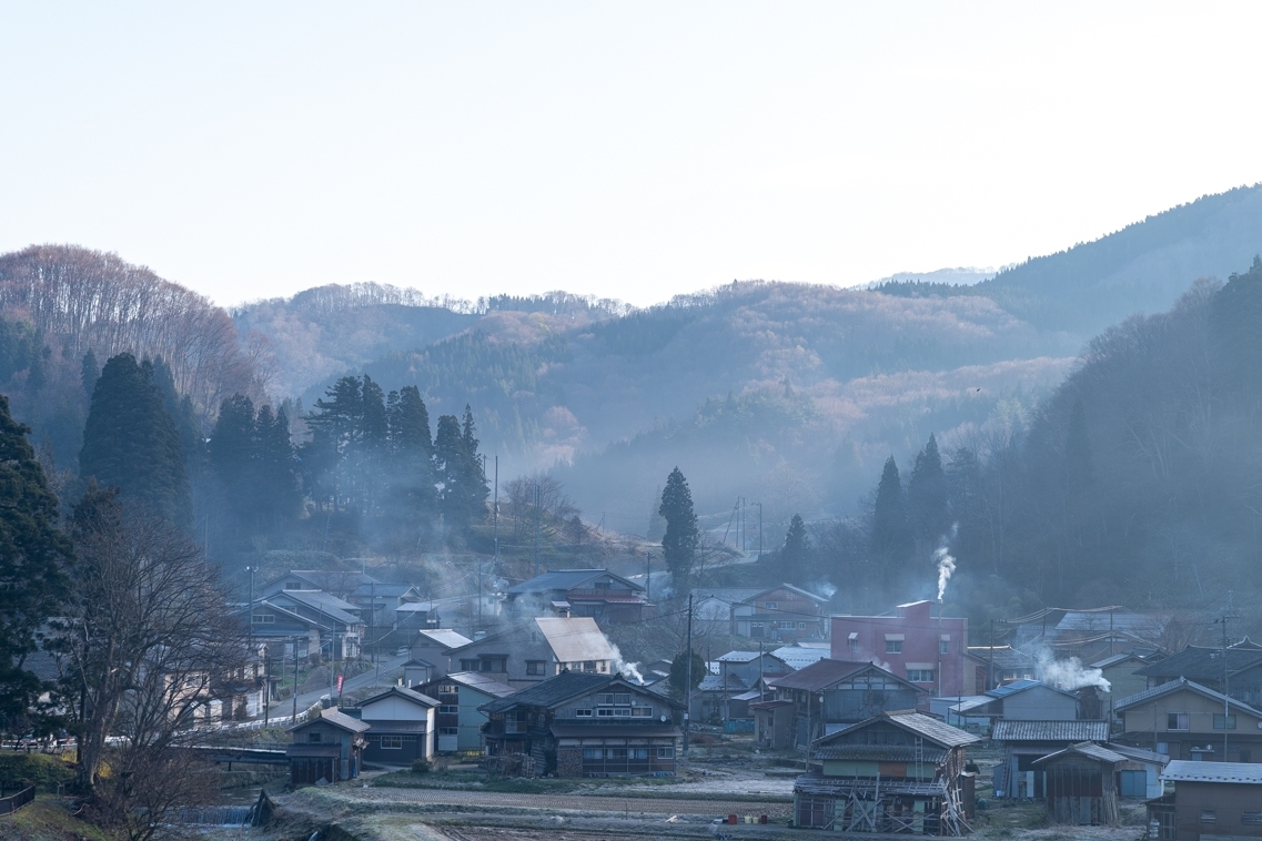 この商品を手がけるのは、山形県と新潟県の山あいで活動する「umunowa（うむのわ）」。

彼らは、日本古来の「しな織」（しなの木の樹皮を糸にする織物）に魅せられ、自然と共に生きる暮らしと文化の力を伝えることを理念に掲げています。

化学合成成分を一切使わないゼロケミカルのものづくりを行い、売上の1.1%を地域の森の活用に充てるほか、「しな文化」を広める講座や製品開発など、地域と伝統の持続に貢献しています。