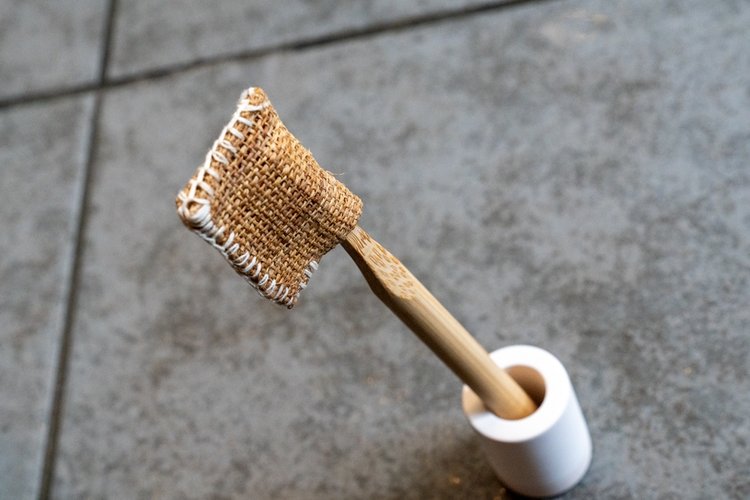 山形県鶴岡市と新潟県村上市にまたがる山あいの集落で受け継がれる、日本最古の織物のひとつ「しな織」。

原料はしなの木の樹皮から得られる天然繊維。その特性は軽さ・水への強さ・耐久性・しなやかであること。木綿が普及するまでは漁網や袋などの素材として活用され、暮らしに欠かせないものでした。

しな織特有の素朴な風合いと、100年以上前の蒸し布から着想を得た白い木綿ステッチのデザインも魅力。使うほどに深まる風合いと共に、自然と文化のぬくもりを感じられる一品です。