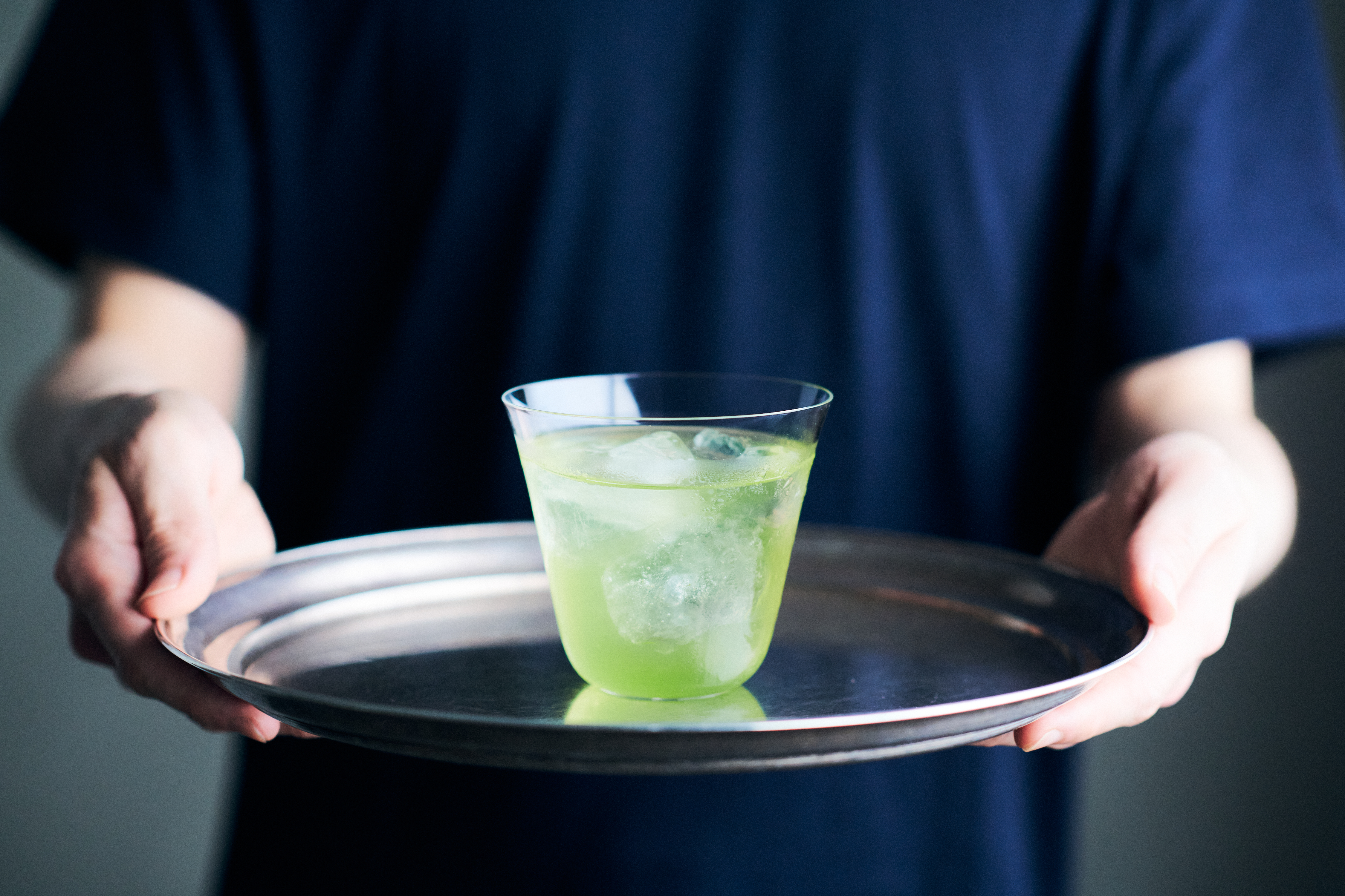ベースは深蒸し茶
通常より長く蒸した「深蒸し茶」を使用。茶葉が細かくなることで表面積が広がり、水で出しても濃厚な旨みがしっかりと抽出されます。

鮮やかな石臼挽き宇治抹茶
鮮やかなグリーンは、丁寧に石臼で挽いた宇治抹茶をブレンドすることで実現。見た目にも涼しさを誘います。
