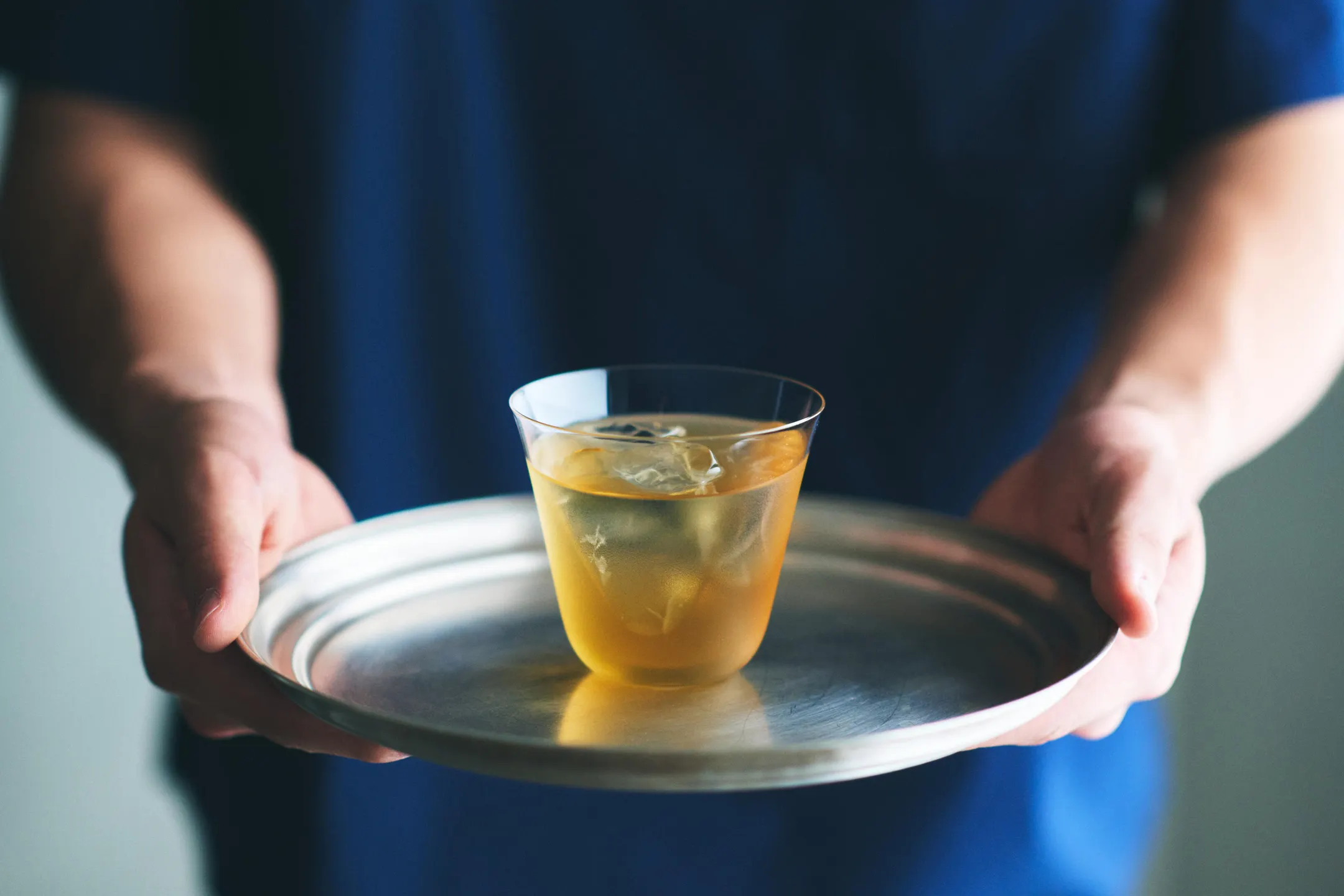 この水出しほうじ茶のベースは、上ル入ル（西）でも愛されている一番摘み碾茶棒ほうじ茶です。旨みが凝縮された柔らかな茎を丁寧に焙煎することで、上品な香ばしさと奥深い甘みが生まれます。

さらに、水出し専用に特別カットを施し、茶葉を細かく刻むことで、冷水でも素材の旨みや香りが最大限に引き出されるよう工夫しました。
