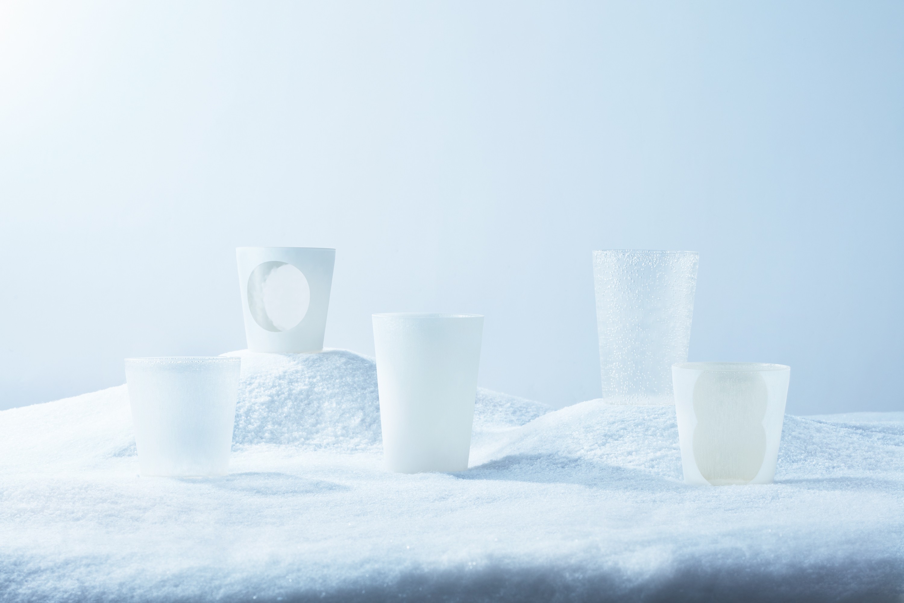 IZ GLASSは石油をまったく使わないサトウキビなどの植物性でんぷんと乳酸菌を原料とした生分解性プラスチック（PLA）を100％使用して作られております。

IZ GLASSはガラスのような見た目でありながら、軽く割れにくい。
サトウキビ由来の素材なのでプラスチックの匂いもない。
ホームパーティやアウトドアに持ってこいの環境負荷を抑えたプラスチックコップです。

