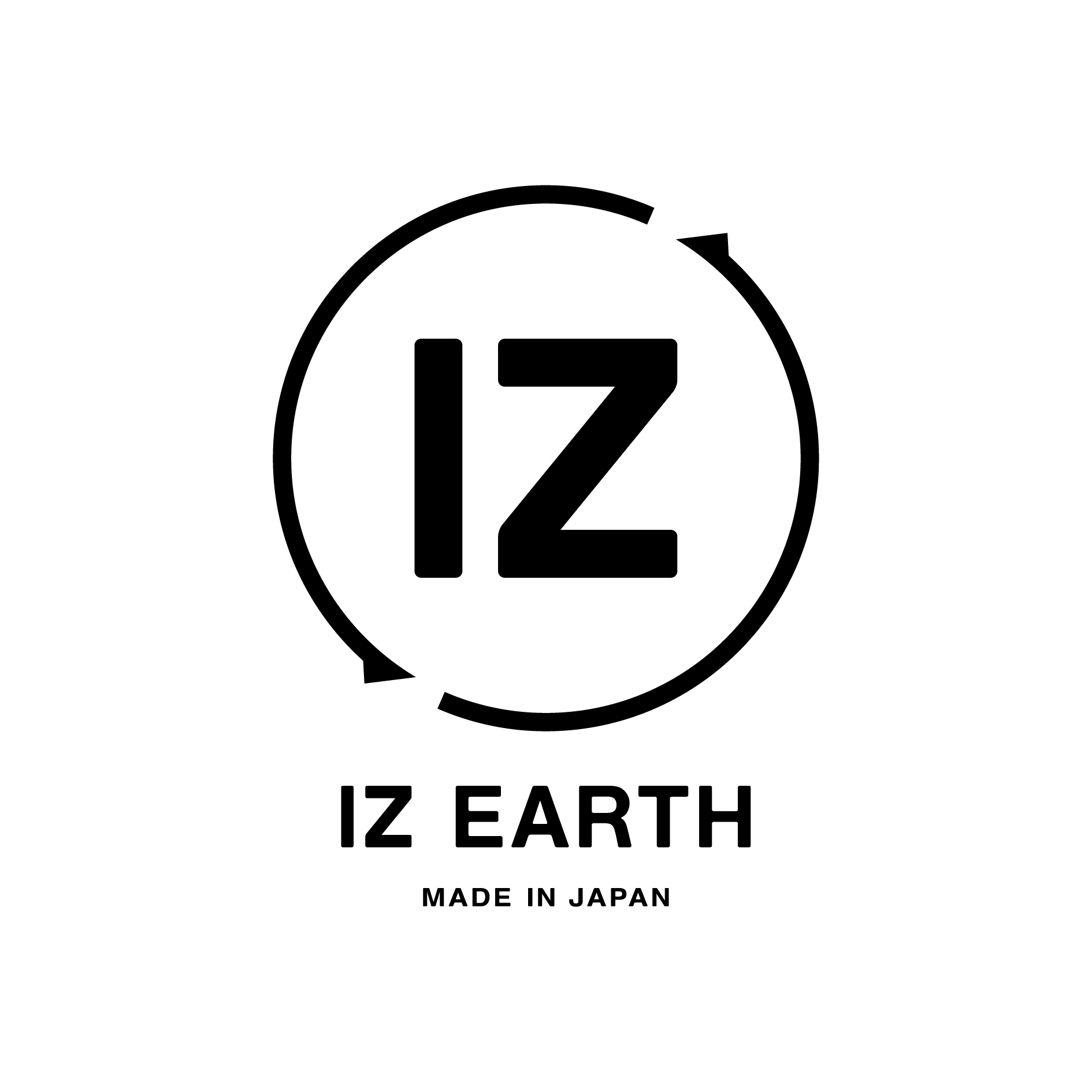 IZ EARTHは土に戻る、地球に還る素材を使用した脱プラスチックブランド

福島県会津若松にある株式会社三義漆器店が手がけています。1935年に会津漆器の塗師として創業した初代代表曽根義雄から始まり、長年の技術と経験を活かし、新しいものづくりに挑戦。

プラスチックごみ問題が深刻化する中で、「環境負荷を最小限に抑えたい」「自分たちの作る製品に誇りを持って、未来に残せるものづくりをしたい」という三代目社長の強い思いから、IZ EARTHは誕生しました。

ブランド名「IZ」は、会津とSDGs目標12「つくる責任 つかう責任」の数字を掛け合わせたもの。ロゴを囲む矢印は、循環型社会への私たちの決意を表し、地球の地軸と同じ23.4度の傾きが込められています。このグラスには、地球の未来への願いが詰まっています。
