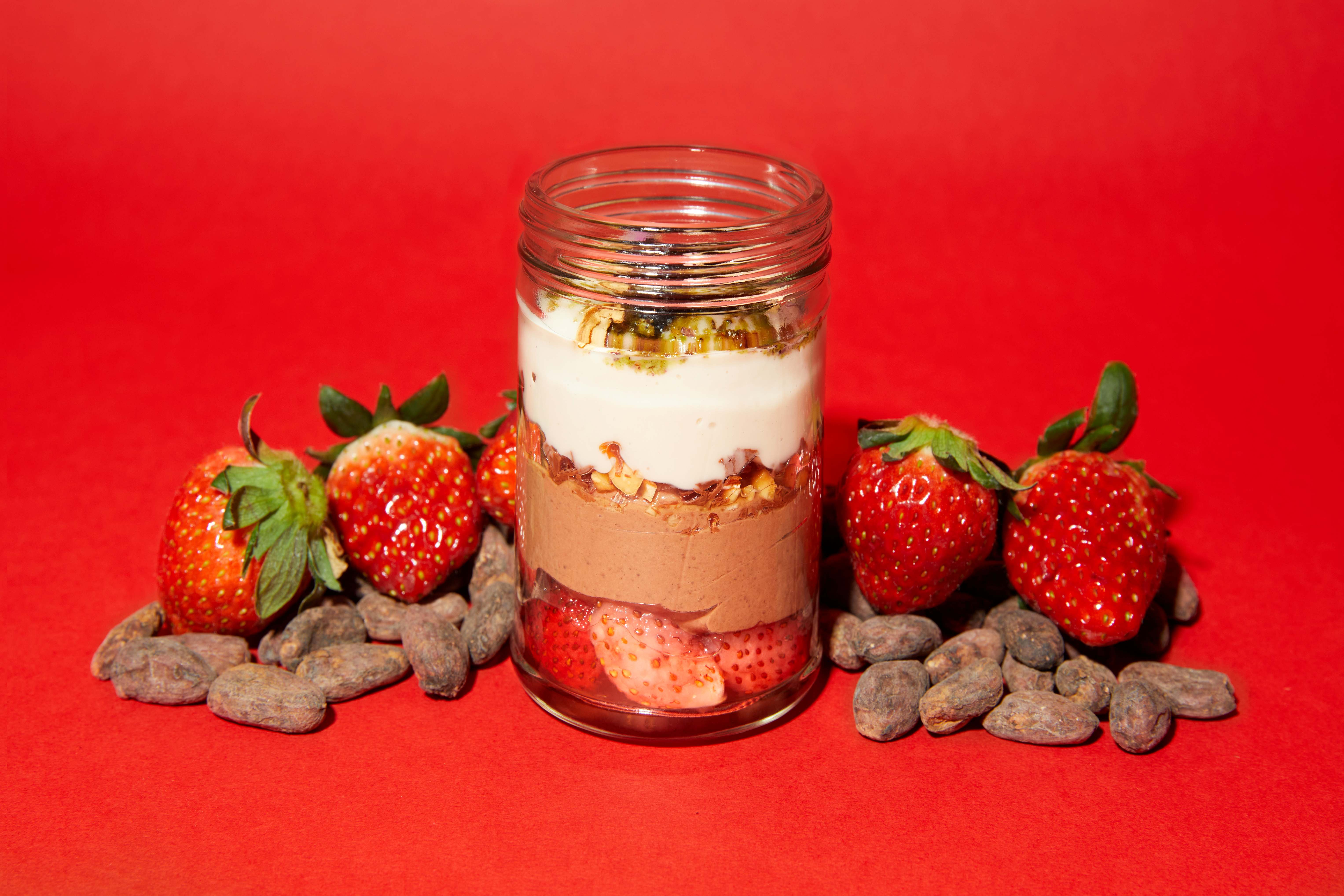 このパフェの主役は「発酵素材」です。ベースとなるのは、マダガスカル産カカオを使用した濃厚な「発酵カカオムース」。カカオ本来の奥行きのある香りを引き出しつつ、重さを感じさせない軽やかな口当たりに仕上げました。
そこに重ねるのは、乳酸発酵などによって発酵を経た「発酵いちご」です。生のいちごに比べて酸味と甘みの角が取れ、カカオの風味と自然に馴染むまろやかな味わいが特徴です。
発酵は、素材の魅力を最大限に引き出し、味わいの輪郭を整えてくれます。これらの素材を重ねることで生まれる複雑な美味しさは、満足感がありながらも消化の負担が少なく、食べる人の腸活につながります。甘さを楽しみながら自分を労わる、新しい食体験をお届けします。