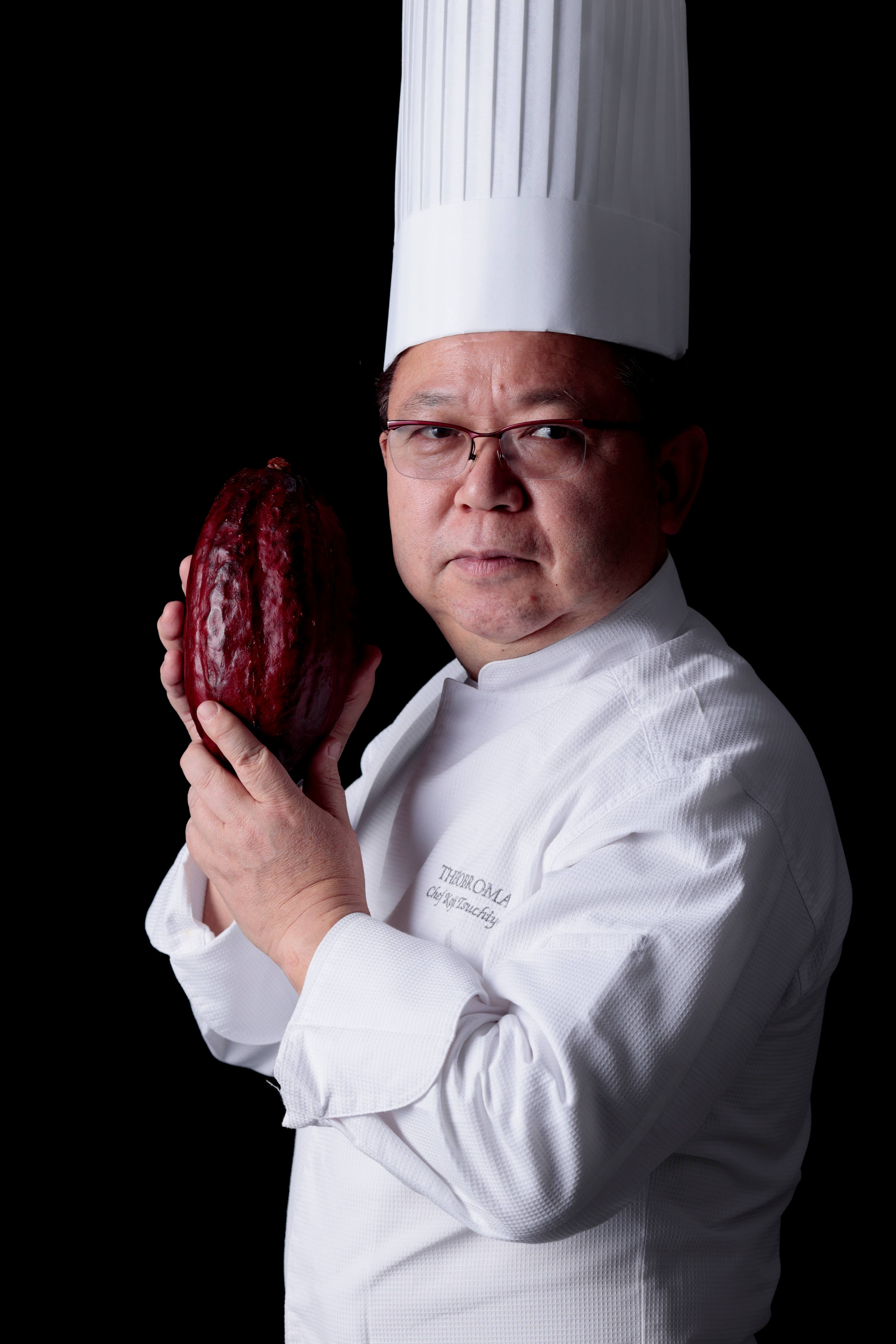 「ミスターカカオ」と呼ばれることもあるテオブロマの土屋シェフは、カカオの味わいだけでなく、その背景にある工程や環境にも目を向けてきました。

マダガスカルは、世界的にも評価の高いカカオの産地です。一方で現地では、発酵や乾燥といった工程を十分に行うための設備や時間を確保できない農家も少なくありません。収穫後すぐに現金化しなければ生活が成り立たない状況では、数日から一週間ほどかかる発酵工程を待つ余裕を持てないからです。

土屋シェフが重視してきたのは、良いカカオを買うことだけではなく、良いカカオが生まれる条件そのものに目を向けることでした。

カカオは、収穫された直後には、まだチョコレートの香りを持っていません。果肉とともに発酵する過程で豆の内部に化学変化が起こり、はじめて酸味や果実味、チョコレートらしい香りのもとが生まれます。

だからこそ、発酵の状態ひとつで香りも味わいも大きく変わる。そしてその工程が安定して行えるかどうかは、品質が高まるだけでなく、回り回って、農家がどんな取引を選べるかにも直結します。

今回のコラボレーションパフェに使われているカカオも、そうした考え方の延長線上で育てられた、マダガスカル産のカカオです。フルーティーで軽やかな香りは、丁寧な発酵工程を経たことによって引き出されています。
