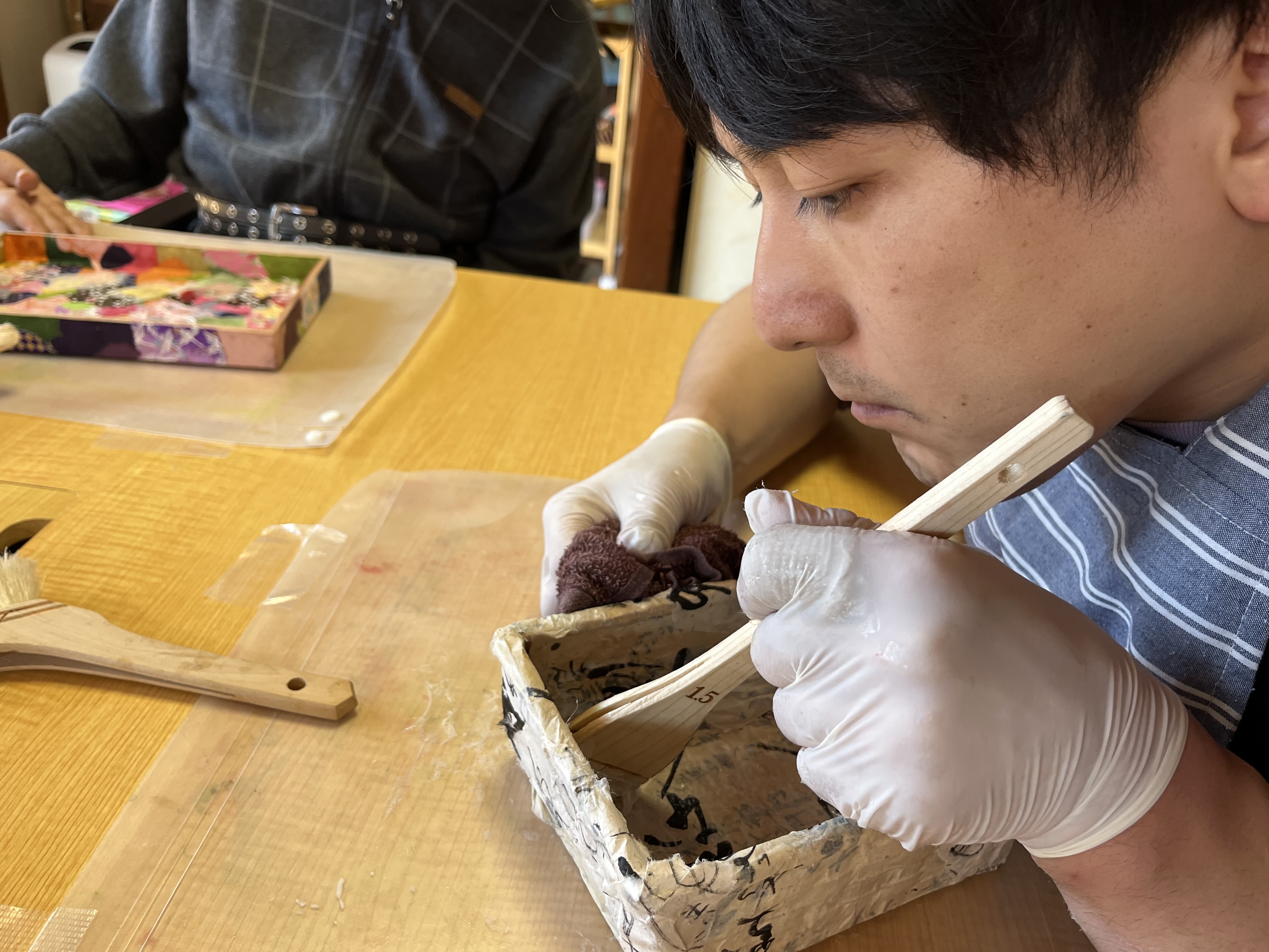 この作品は、「やまとあい」を利用する関根 勇翔（せきね ゆうと）さんが手がけました。

絵を描くことが好きな関根さんは、施設職員がご自身の作品を購入したことをきっかけに、一閑張り制作にのめり込んでいきました。

完成：令和7年5月

■一閑張りとは
日本の伝統工芸技法の一つ。武焼などで作られた器やかごなどに和紙を幾重にも重ね、柿渋で仕上げる技法です。やまとあいでは、利用者一人ひとりが 和紙をちぎる・貼る・組み合わせる といった工程を自分のペースで楽しみながら制作。温かみとそれぞれの個性が宿っています。