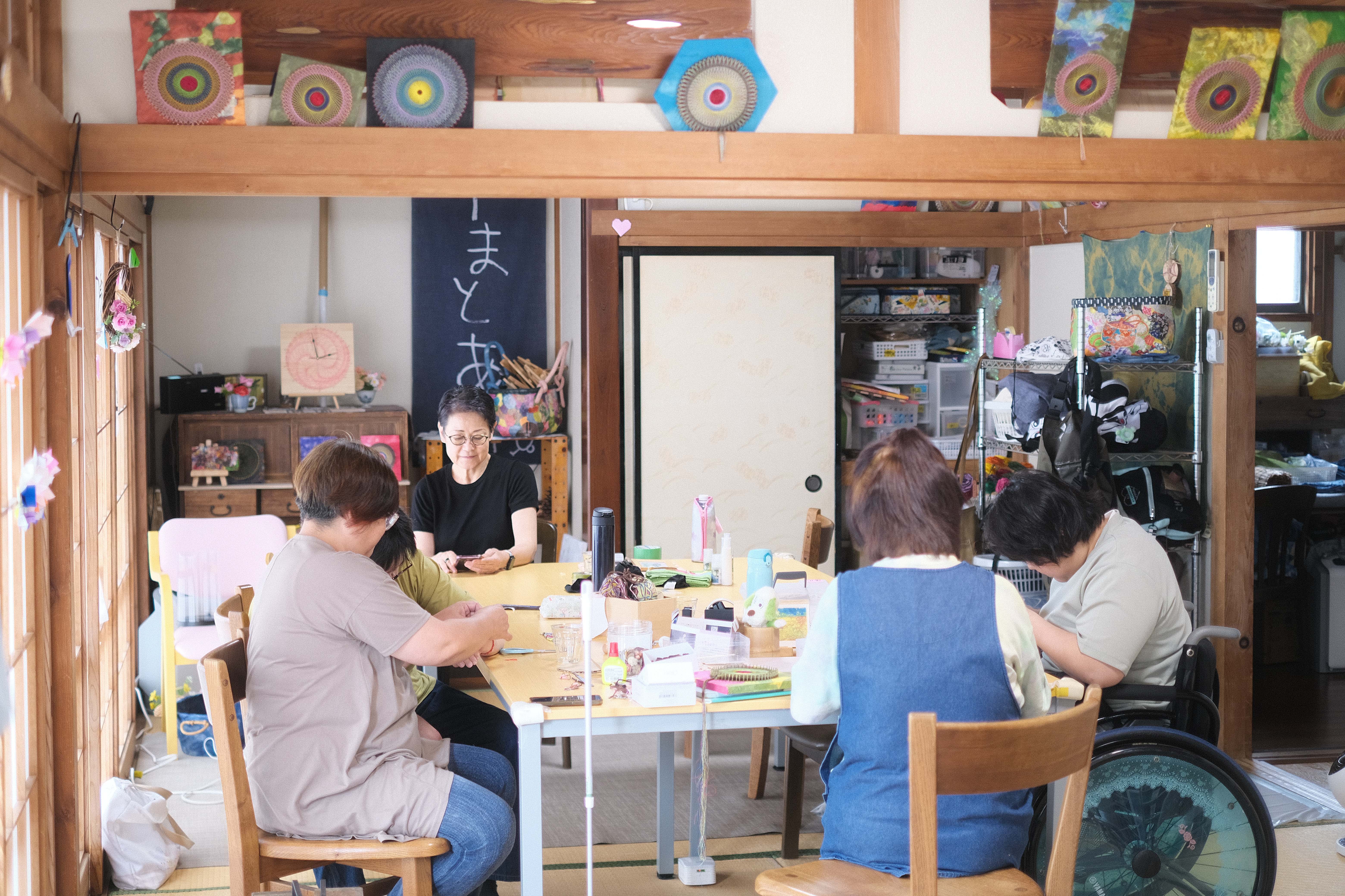 やまとあいの理念

「や れることを見つけて社会の一員として
　ま 毎日コツコツ努力して
　と ともに栄　ともに生きる
　あ 愛と笑顔にあふれ
　い いきいき楽しくくらす　やまとあい」

どんな人間もどんな立場でもひとりひとりの別の人。
だけどみんな同じ人間。
だから、共に支えあって生きていく。
「今日も楽しかった」「今日も美味しかった」「いい一日だったね」と
みんなで分かち合える場所を目指し、日々取り組んでいます。
