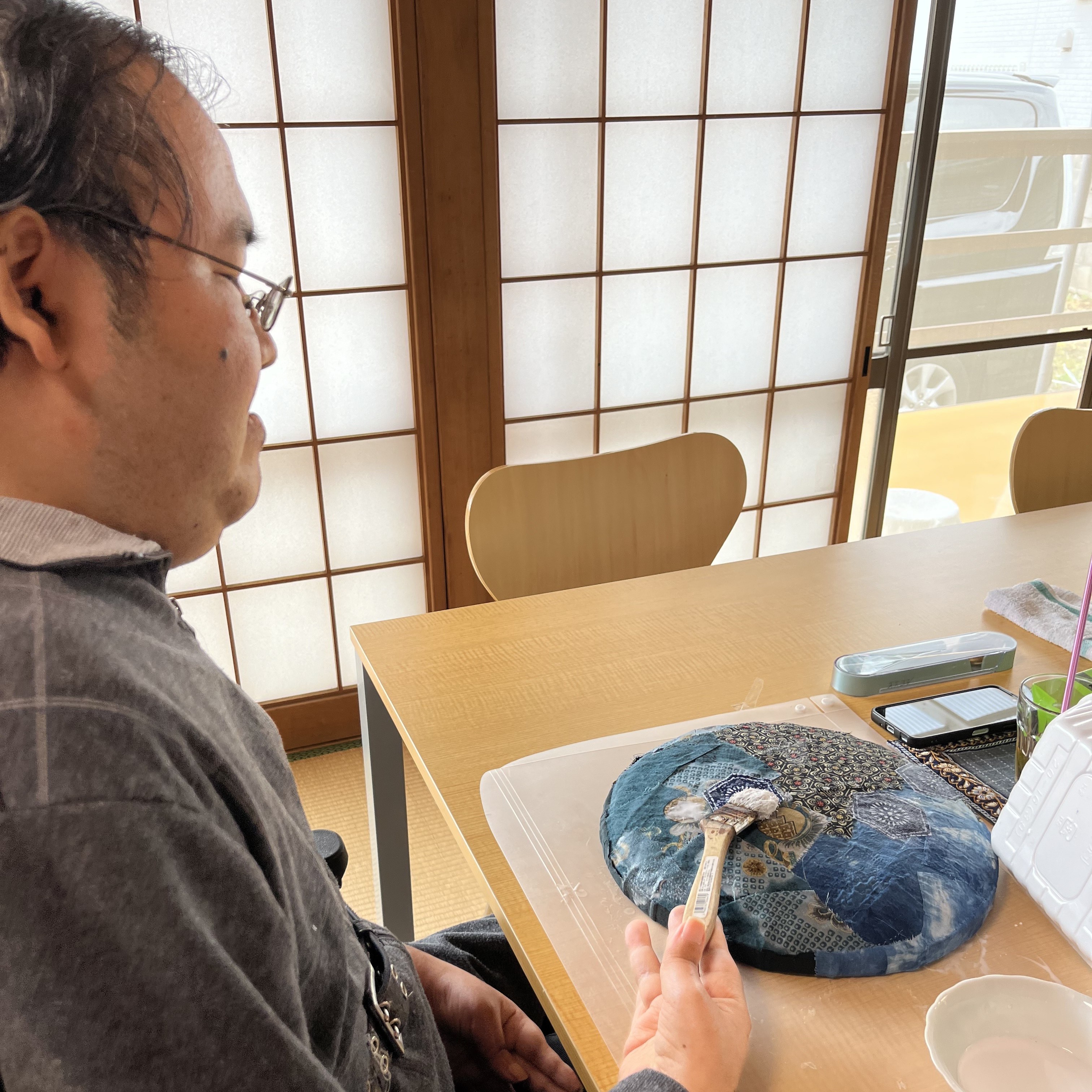 この作品を手がけたのは、「やまとあい」を利用する大越 佳彦（おおこし よしひこ）さんです。

大越さんコメント
「手に取ってくださった方が長く使っていただけるように丁寧に作り上げています。」

完成：令和6年12月

■一閑張りとは
日本の伝統工芸技法の一つ。武焼などで作られた器やかごなどに和紙を幾重にも重ね、柿渋で仕上げる技法です。やまとあいでは、利用者一人ひとりが 和紙をちぎる・貼る・組み合わせる といった工程を自分のペースで楽しみながら制作。温かみとそれぞれの個性が宿っています。