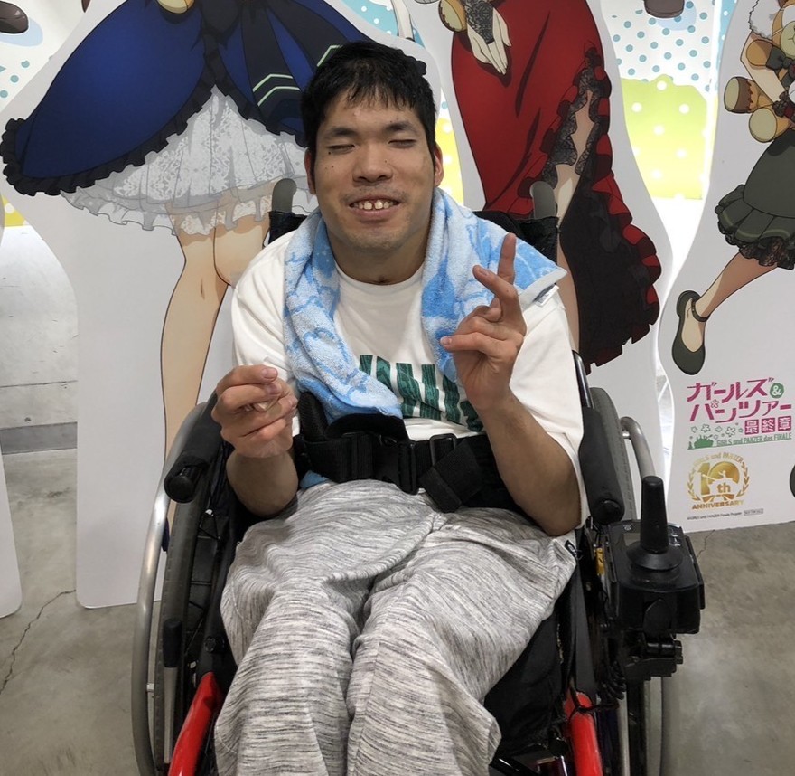 この商品を手がけたのは、やまとあい利用者の菊池啓太（きくちけいた）さん。
何にでもチャレンジし「やれることはやってみたいと」頑張って作成しました。

完成：令和7年5月

■一閑張りとは
日本の伝統工芸のひとつ。かごや器に和紙を幾重にも重ね、柿渋で仕上げる技法です。壊れた生活用品を再生させる、サステナブルな知恵が息づいています。
やまとあいでは、利用者一人ひとりが 和紙をちぎる・貼る・組み合わせる といった工程を自分のペースで楽しみながら制作。温かみとそれぞれの個性が宿っています。