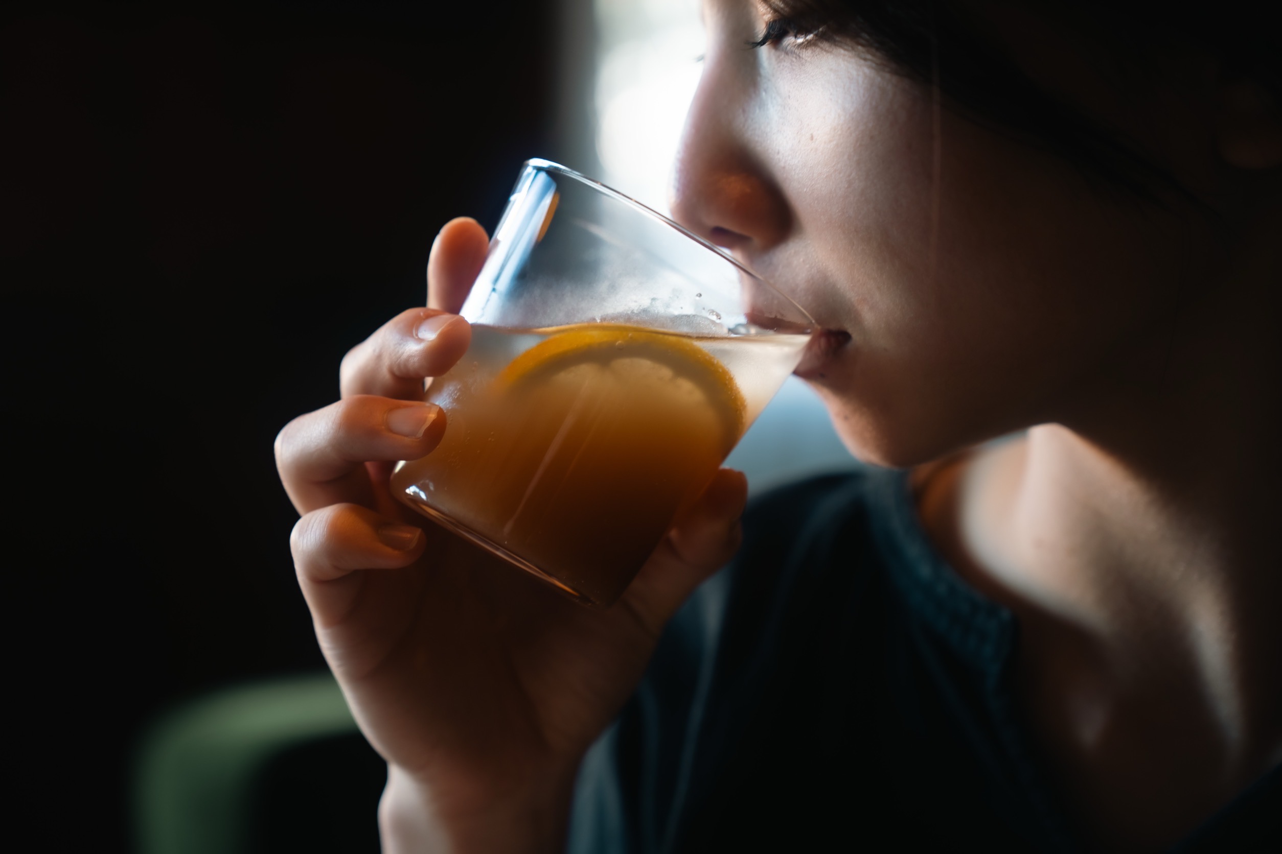 ベースとなるスパイスは、スマトラ島の熱帯林でアグロフォレストリー（森林と農業を共存させる仕組み）によって育まれたもの。農薬を使わず、在来樹の木陰でスパイスや果実を育てることで、土壌が蘇り、森が再び呼吸を取り戻していきます。

そして、香りの要となるゆずは、兵庫県姫路市の契約農家が大切に育てたゆず。昼夜の寒暖差が生み出す酸味と香りが、スパイスの深みと溶け合い、森の奥に広がるような余韻を残します。