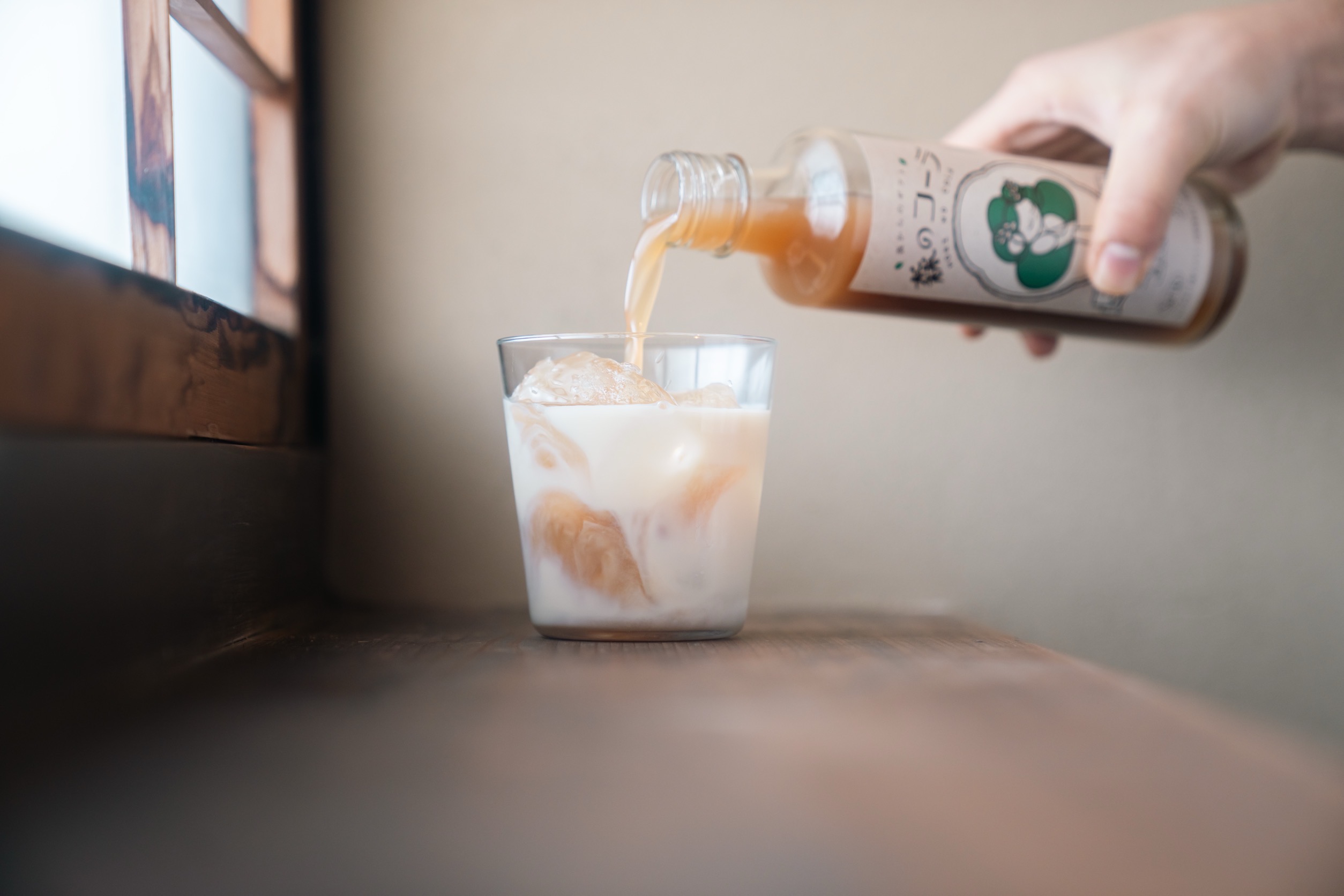 炭酸水で割って爽やかに。ミルクや豆乳で割るとスパイスの甘みが際立ち、チャイのような味わいに。冷やしても温めても、森の息吹を感じるひとときを楽しめます。