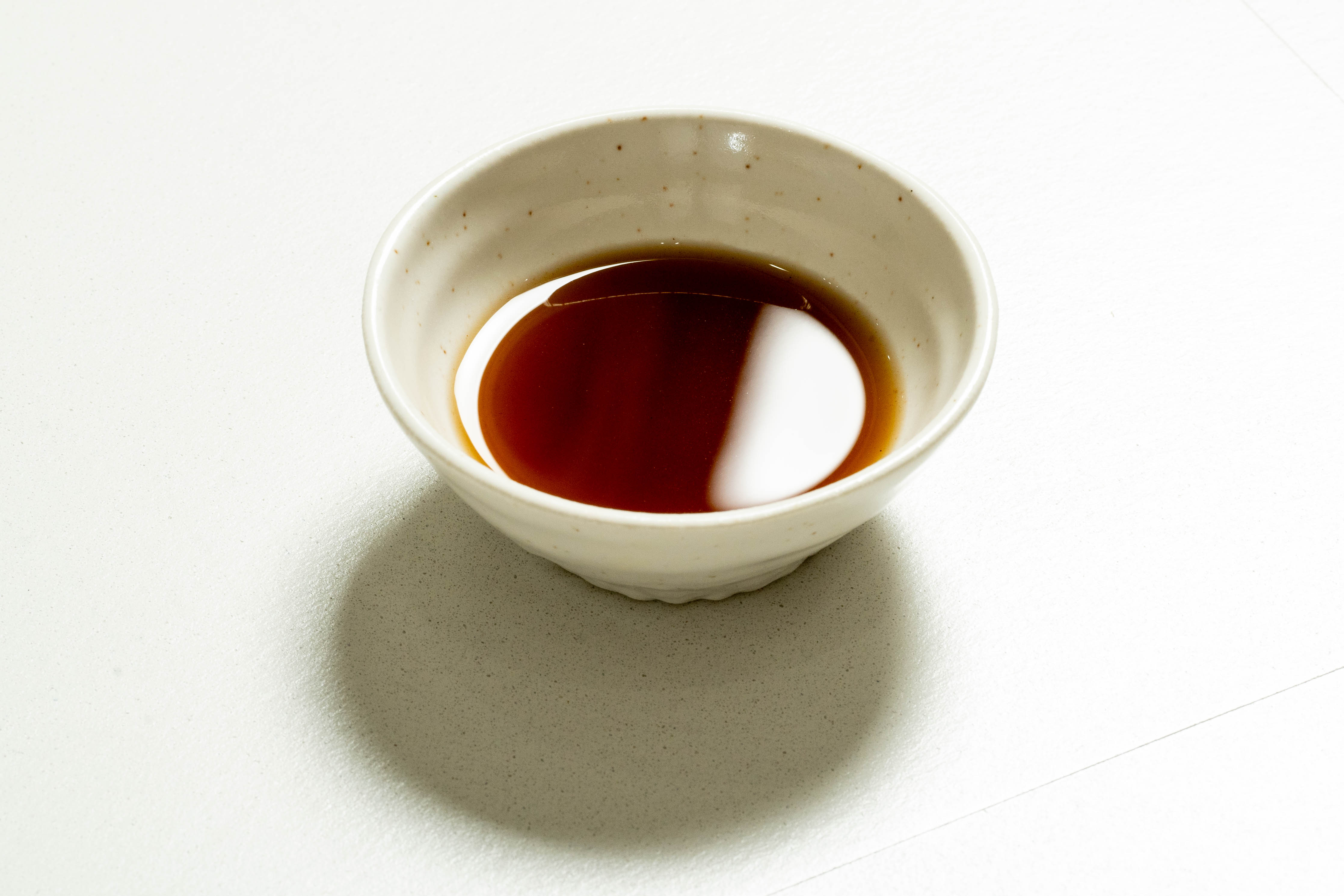 昆布の名産地・北海道函館。中でも真昆布は国内生産量は約3割が函館産で、生産量・生産高ともに日本一です。しかし、そんな函館の昆布に危機が迫っています。養殖昆布の漁師は10年前に比べて25%減少し、今後さらに4割減少すると言われています。海水温の上昇による昆布の枯死や、ウニや魚による食害など、気候変動の影響も深刻です。
極UMAMI美人は「真昆布」「がごめ昆布」「根昆布」という3種を厳選。上品な甘み、旨味の粘り、奥深い香りが層のように重なり、まるで自然がブレンドしたような味わいを生み出しています。
さらに、タンパク質とミネラルを豊富に含む未利用海藻「ダルス」、ポリフェノールと抗酸化成分フコキサンチンを含む「あかもく」を配合。これら海藻の力を一滴に閉じ込めることで、出汁としての旨味はもちろん、美容や健康を支える栄養素までも届けます。