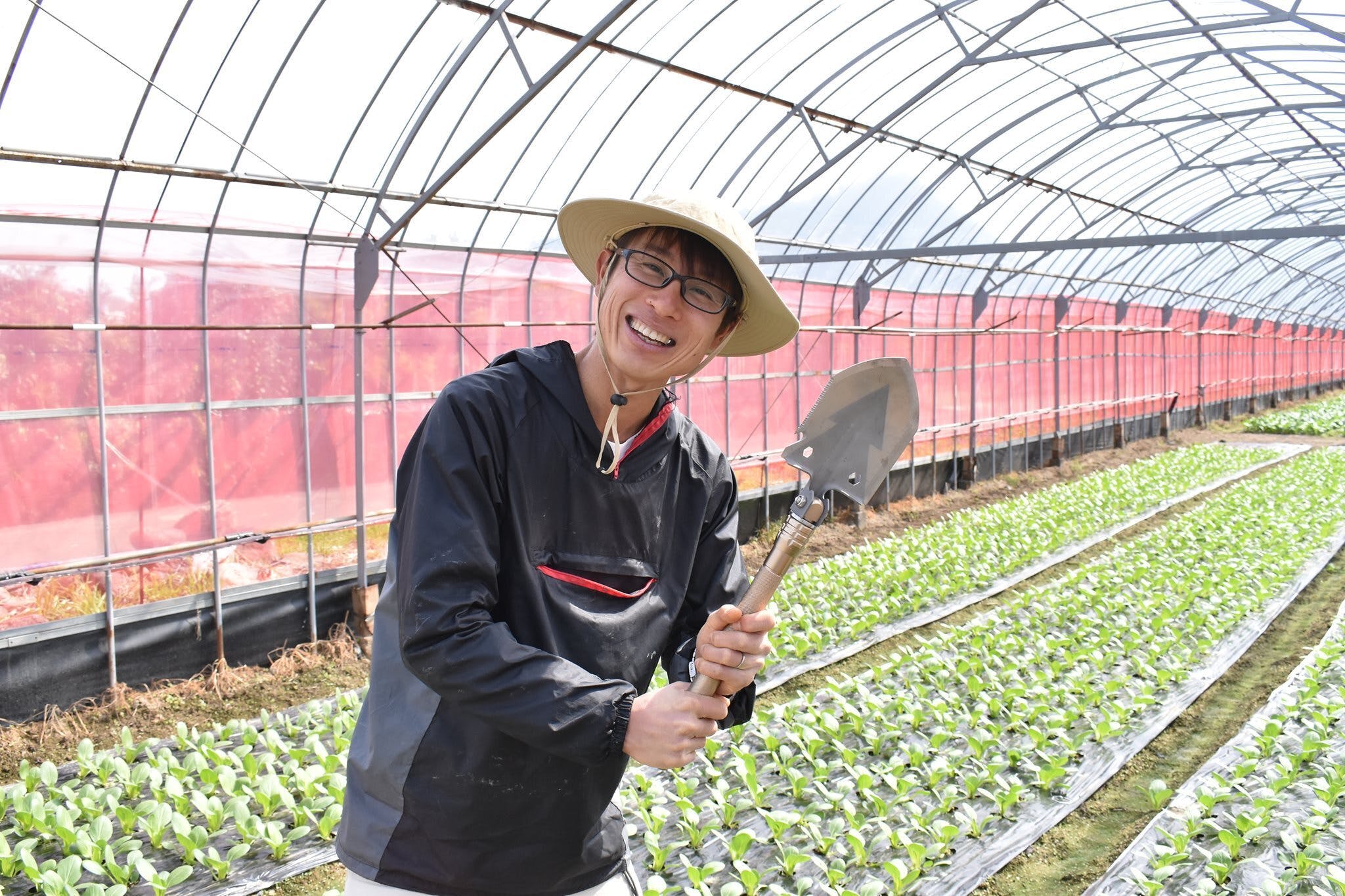 『コボレナ』に参加するのは、岡山県倉敷市真備町、吉備中央町、徳島県阿南市、北海道北斗市の農家たち。彼らは、天候や自然条件に寄り添いながら、日々の畑を見つめています。
販売・企画を行う株式会社アノニギワヰは、「あの賑わいを人へ、社会へ、そして未来へ」を掲げ、賑わい創出を通じた社会課題解決を目指す企業。人々が想像する賑わいをヒントに地域や社会の課題を解決すべく活動を続けています。