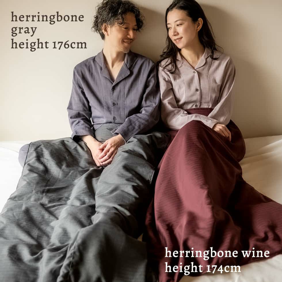 原料のリサイクルダウン「Link Down‐リンクダウン（※）」は、相模原市に拠点を置く企業、東洋羽毛工業株式会社の独自精製システムでできたもの。丹念に精製された、高品質なリサイクル羽毛を使用しています。

表側生地には、質感はまるでウールのような合成繊維を採用。落ち着きのある杉綾模様の綾織り生地で思わず頬ずりしたくなるほどの柔らかさと、しっとりとした光沢が特徴です。

商品の企画販売を行う株式会社フレックスは、同じ相模原市内にあるさがみこベリーガーデンの太陽光発電のエネルギーを導入しています。電気の地産地消から心地よさを実現する循環の温もりを感じさせます。

※「Link Down」は東洋羽毛工業株式会社の登録商標です。