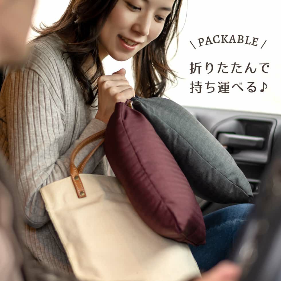 ■ 3WAY仕様「巻いて・羽織って・掛けられる」
収納袋一体型でコンパクトに折りたため、持ち運びもラクラク。とても軽く、しかも洗濯機で丸洗いOKなので、キャンプやスポーツ観戦などのアウトドアシーンにもぴったりです。

■ 日常でも防災でも頼れる“フェーズフリー”デザイン
スナップボタンで留められるので、使い方は自由自在。2枚をつなげてブランケットとして使うほか、着替え時の目隠しや腰掛けとしても活躍します。「日常」と「もしも」の両方に対応する、頼もしい一枚です。