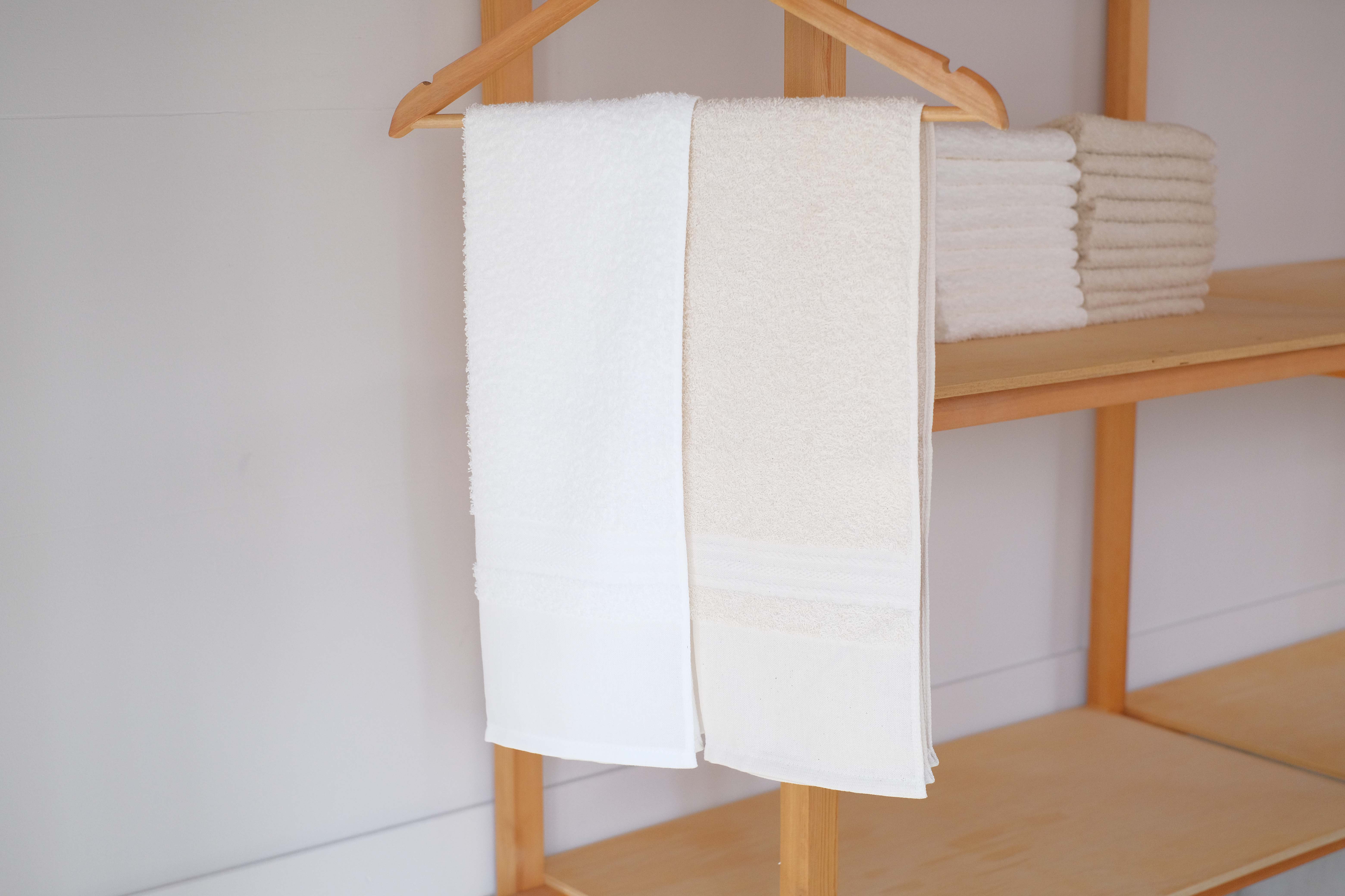 ツバメタオルの原点は、「自然とともにある製法」

タオルづくりでは、化学薬品の使用を最大限抑え、自然由来の素材に置き換えるこだわりを貫いています。

糸に使うのはじゃがいも由来のでんぷん糊、のり抜きにはたんぱく質由来の酵素、そして仕上げには大豆イソフラボンを使用。また、柔軟剤はイソフラボンから抽出した成分を使用しています。

明治時代から続く「後晒し（あとざらし）製法」は、織り上げた後に不純物を丁寧に洗い落とすため、使い始めから最高の吸水性とやさしい肌ざわりを実現します。

さらに、工場で使用した水は必ず浄化し、きれいな状態で地域へ排水することを徹底。人と環境に配慮した循環型のものづくりを実践しています。