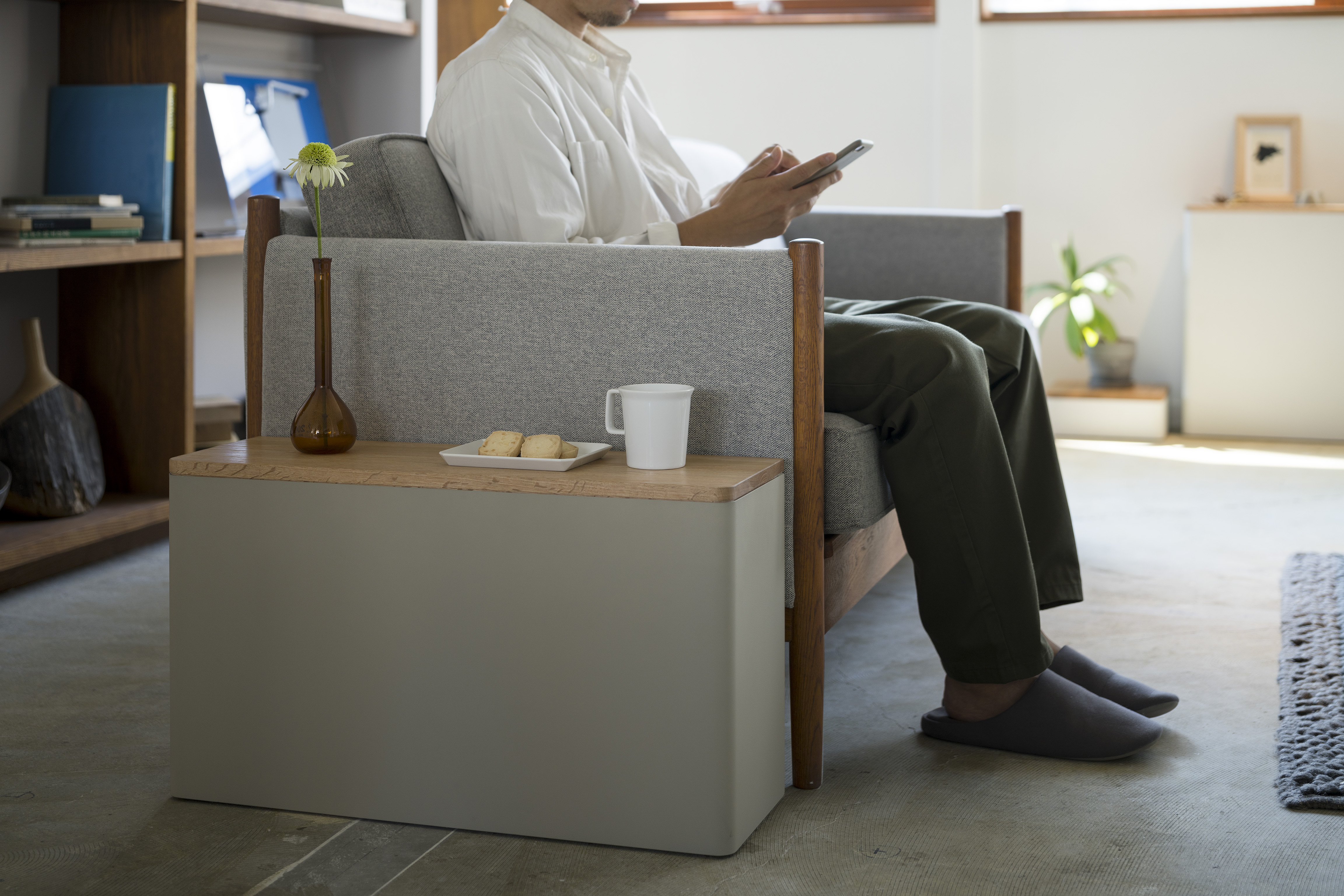 インテリアに馴染む防災備蓄品ストッカー。 
WALLのＭサイズは、もしもの時に必要な、水、トイレ、衛生ケア、明かりを確保するために重要な8アイテム全てを収納できるサイズ。

スチール製の本体は艶を抑えたマットな質感で、落ち着いた印象のホワイト、グレー、グリーン、ベージュの4色展開。日本の住まいの空間に調和するようオーク材を天板に使用し、正面の角は丸みをもたせ柔らかな印象に。複数組み合わせて壁に沿わせ棚のように設置することもできます。

IFは、防災用品を“見せる収納”に変え、住まいに馴染む佇まいを目指すブランド。備えることを日常に溶け込ませる、新しい防災のかたちを提案しています。