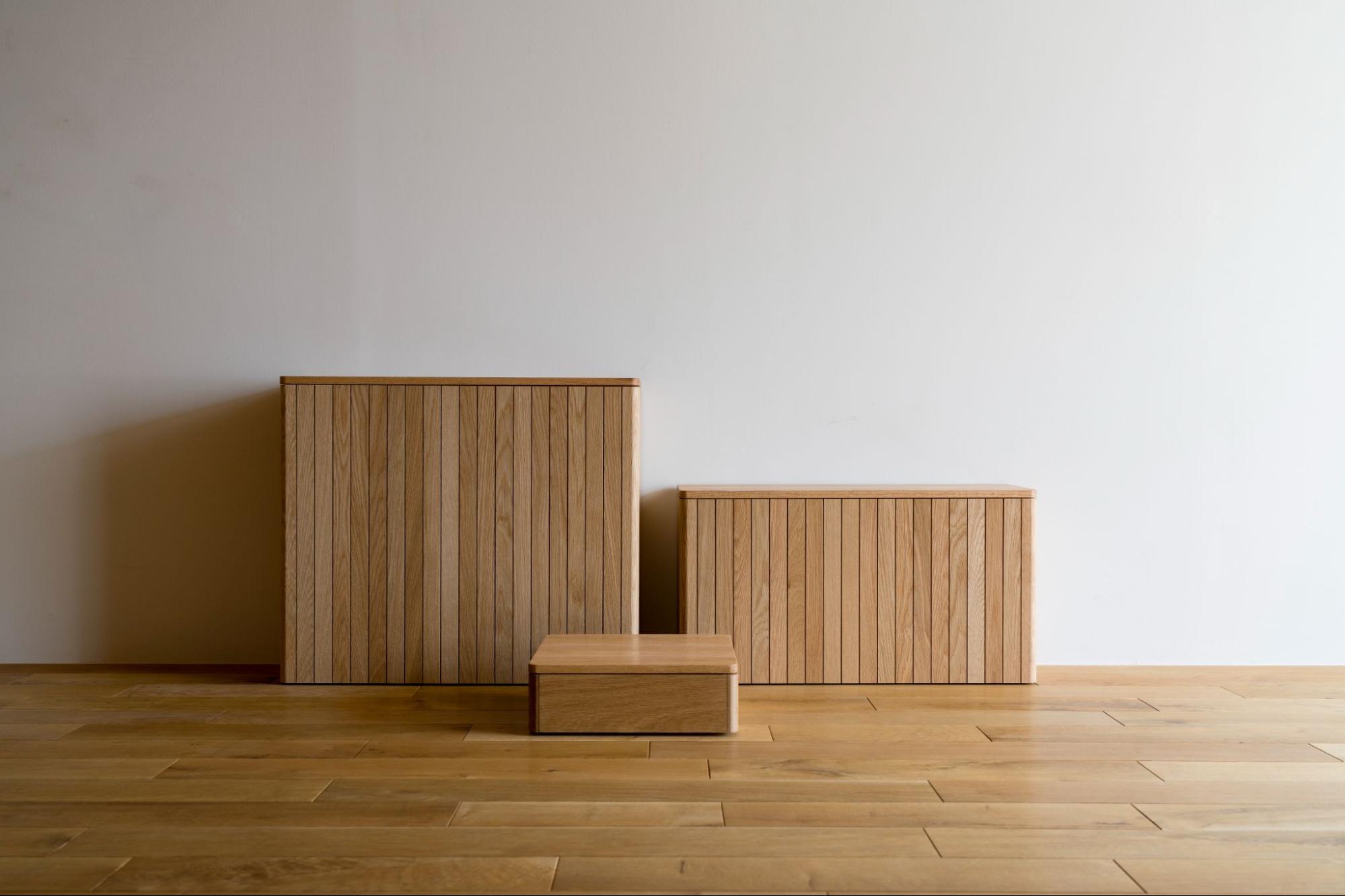 インテリアに馴染む防災備蓄品ストッカー。 
WALLのＭサイズは、もしもの時に必要な、水、トイレ、衛生ケア、明かりを確保するために重要な8アイテム全てを収納できるサイズ。

木を基調とした日本の住まい空間に調和するよう、天板と本体は無垢のオーク材を使用。（本体内側はスチール製）正面の角は丸みをもたせ柔らかな印象に。複数組み合わせて壁に沿わせ棚のように設置することもできます。

IFは、防災用品を“見せる収納”に変え、住まいに馴染む佇まいを目指すブランド。備えることを日常に溶け込ませる、新しい防災のかたちを提案しています。