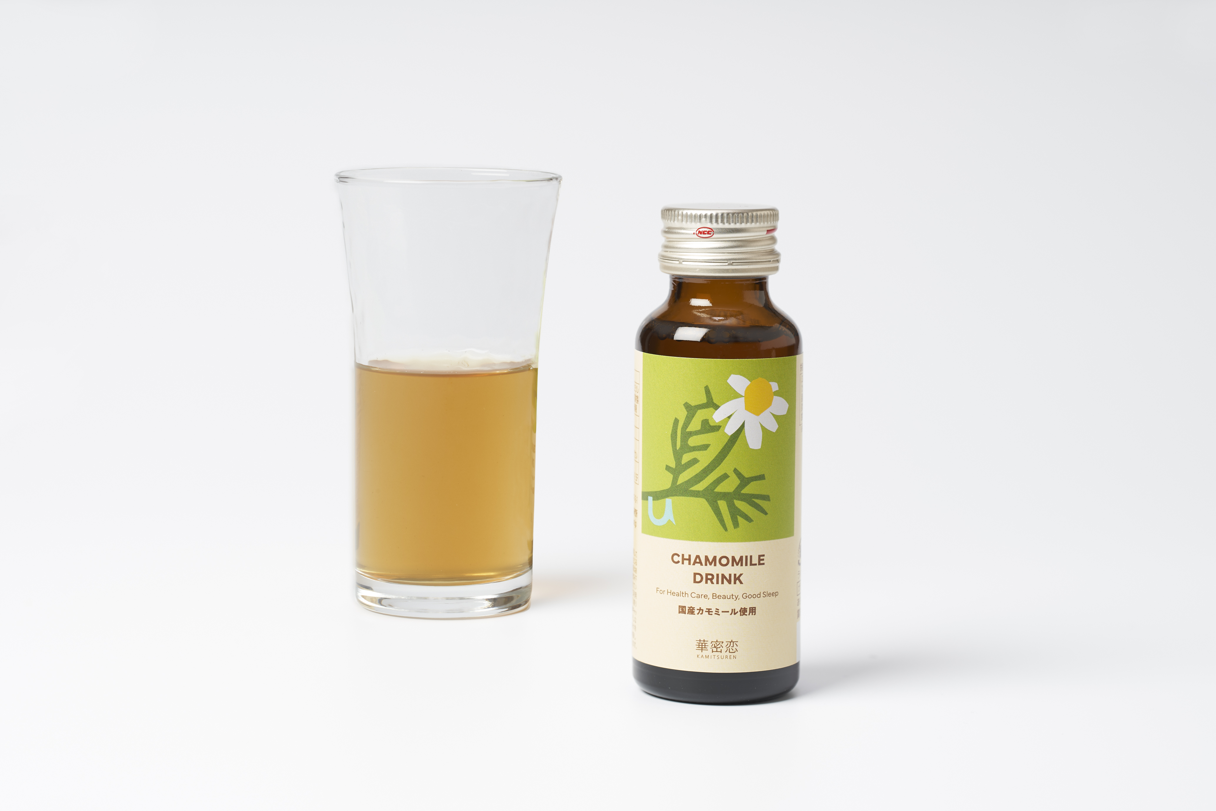 華密恋ドリンクの原料は、カミツレ抽出エキス、甜菜由来の砂糖、サツマイモ発酵液の3つのみ。
使用するカミツレ（ジャーマンカモミール）は、農薬を使わず育てた国産の花芽のみを丁寧に煮出して抽出。甜菜糖にはオリゴ糖が含まれており、お腹にやさしく身体を冷やしにくいのが特徴です。

保存料や着色料は一切使わず、植物本来のやさしさをそのまま閉じ込めたノンカフェインのドリンクです。
