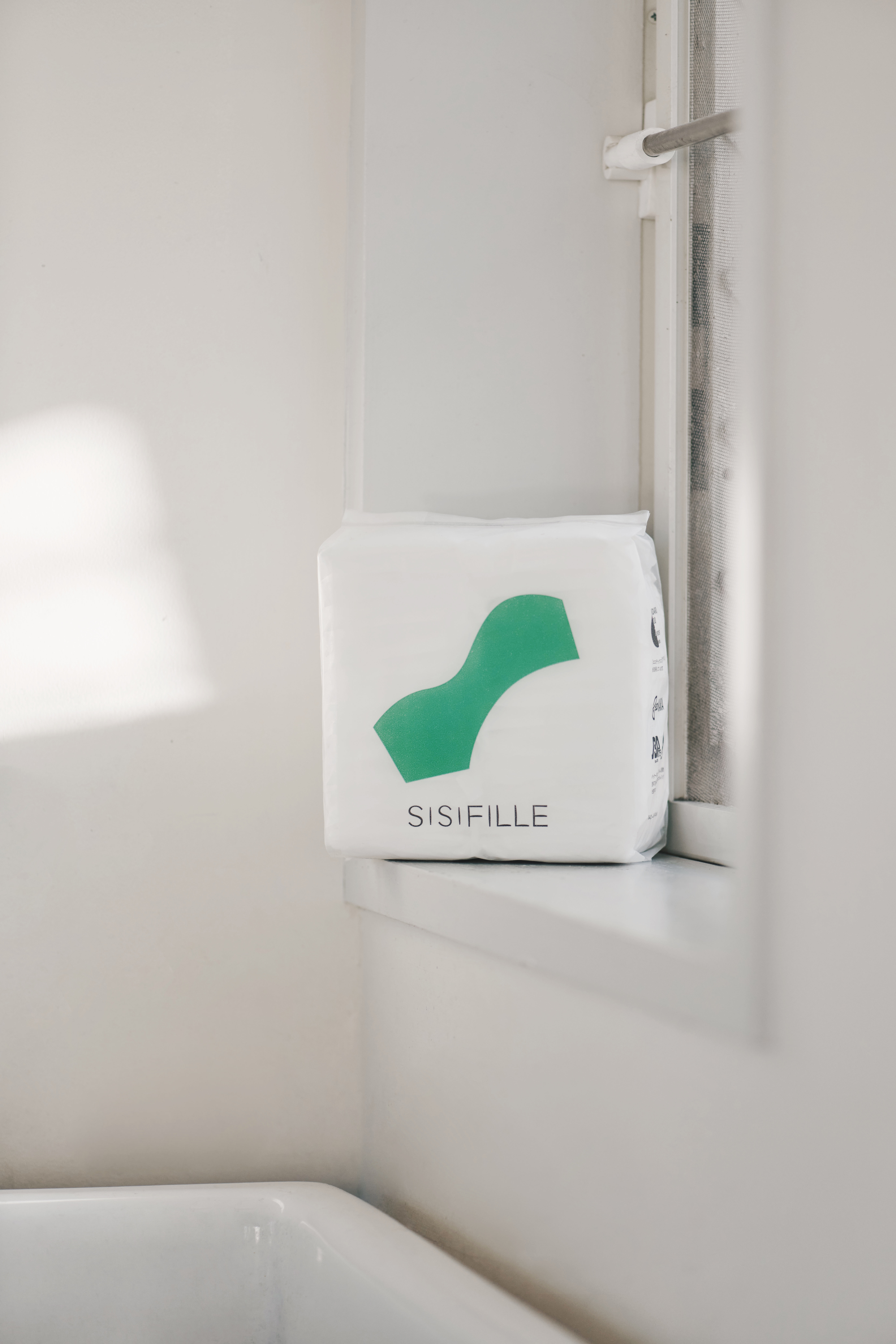 ナプキンの表面には、bioRe（ビオリ） PROJECT（※）から生まれた、タンザニア産のオーガニックコットンを100%使用しています。吸収体には植物由来のパルプを使い、石油系の高分子吸収体を含まない「ノンポリマー」設計です。

日本では、生理用品の表面は白色であることが法律で定められています。SISIFILLEでは、塩素系よりも環境負荷が低く、肌にもやさしい「酸素系漂白」を採用しています。

製品全体でCO₂排出量の削減を目指し、パッケージにもこだわりを。
・フィルムの80％が植物由来原料。 サトウキビの残さ由来ポリエチレン（75%）＋卵殻（5%）
・印刷は、植物性ボタニカルインク（10%以上植物原料配合）を使用。
