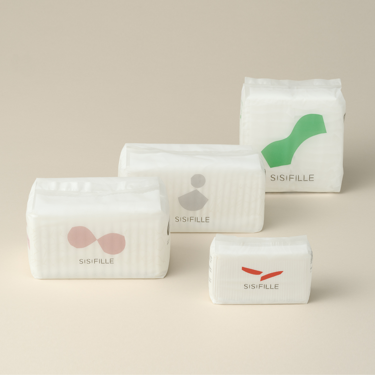 商品の企画・販売を行うのは、40年近くオーガニックコットンと向き合ってきた株式会社パノコトレーディング。

ブランド「SISIFILLE」は、SOFTEN THE WORLD（世界をやわらかくする）をテーマに掲げ、肌ざわりだけでなく、人の心や社会の在り方にも“やわらかさ”を届けたいと考えています。
ブランド名には、タンザニアの言葉で「sisi＝私たち」、フランス語で「fille＝少女」の意味が込められ、「あなた」と「わたし」が、遠くの誰かともやさしさでつながる。そんな“やわらかい世界”の実現を信じて、ものづくりを行っています。

また、どこで、誰の手で育てられたコットンなのかを大切にし、自ら産地を訪れ、生産者とのコミュニケーションを大切にしています。
bioRe PROJECT（※）に賛同し、毎年売上の一部をコットンの産地に寄付しています。さらに、乾季に水が枯れる地域では井戸や雨水ろ過施設の整備を行い、安全な水の確保を支援し、年に一度しかない収穫期以外にも現地の人々が収入を得られるよう、手工芸の技術指導と製品の買い取りなどの取り組みを行っています。

製品の製造は、日本・香川県の協力工場で行われています。国内で丁寧に作られた安心感も、SISIFILLEのこだわりのひとつです。
