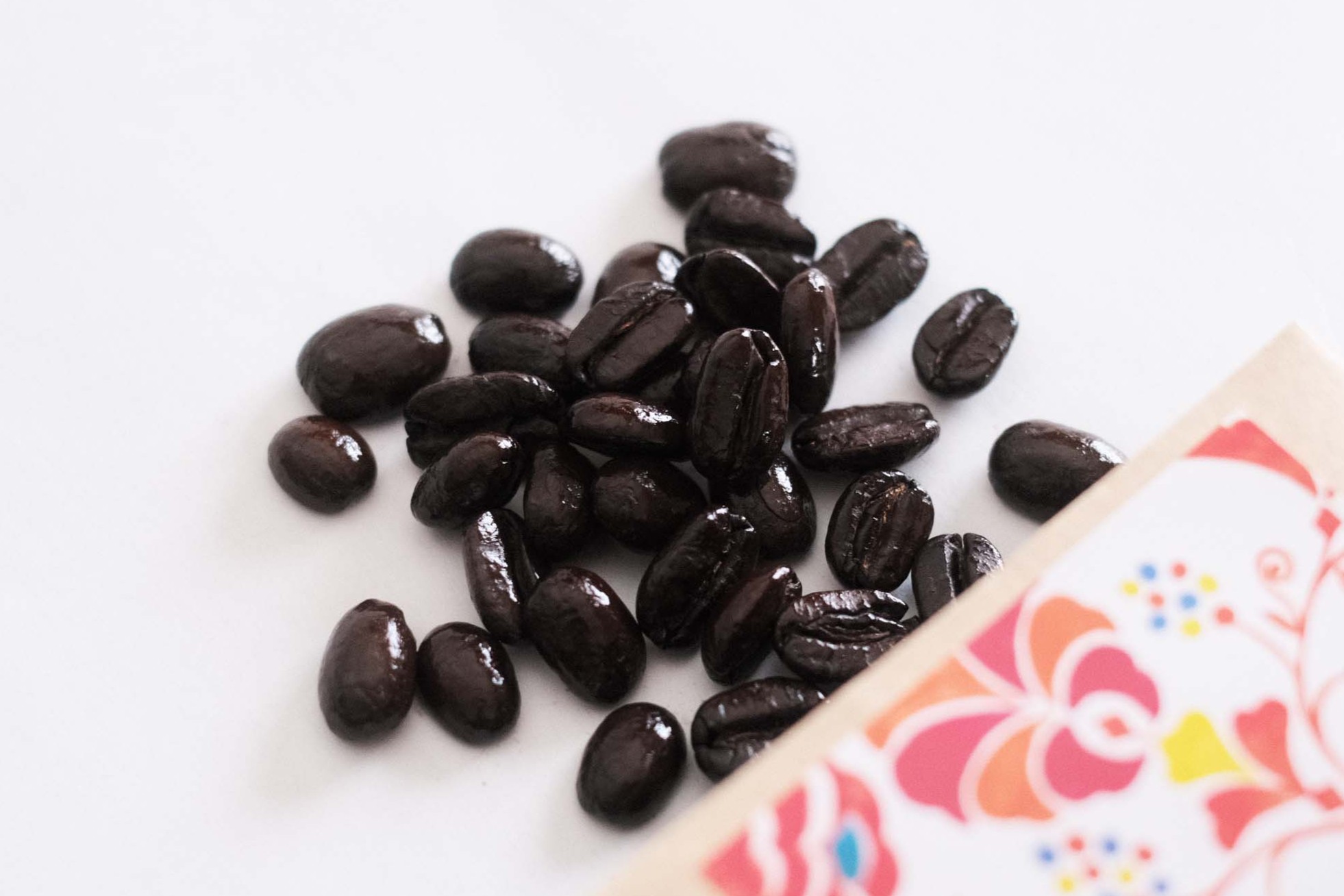 世界各地から選んだフェアトレード・オーガニック豆を、国内自社焙煎で丁寧に仕上げました。おいしさと真剣に向き合うスタッフの想いが詰まった、お試しセットです。

■エクアドル産｜ちょっとすごいコーヒー
「コク深く、余韻が長い」｜深煎り（フレンチロースト）
バナナやアボカドなど多様な植物と共に育つコーヒー。鉱山開発が進むエクアドル奥地で、森を守るためアグロフォレストリー（※１）を実施。豊かな生態系を保ちながら栽培されています。
‐ミルクに負けないコクで、カフェラテやカフェオレにも最適
