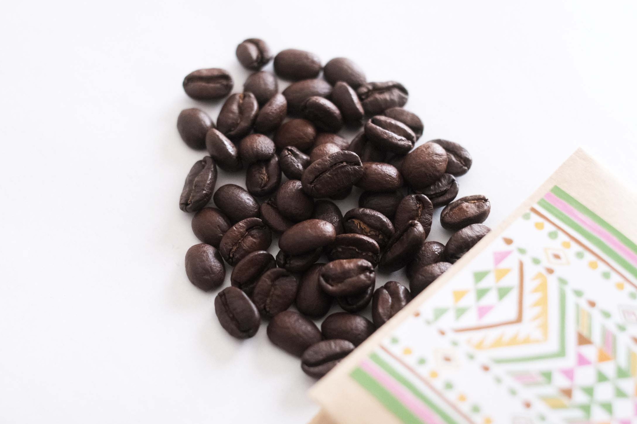 ■東ティモール産
「すっきり軽やかな香り」｜中深煎り（ハイロースト）
熱帯に属しながらも標高1300~2000mという高地に位置するため昼夜の寒暖差が大きく、朝夕には適度な湿度をもたらす霧が届きます。 そして、雨季には降雨量が3000ミリにも達するなど、上質なコーヒー栽培に必要な条件を満たした理想郷で栽培されたフローラルな香りのコーヒーです。
‐目覚めにちょうどいい、朝の定番コーヒーに
