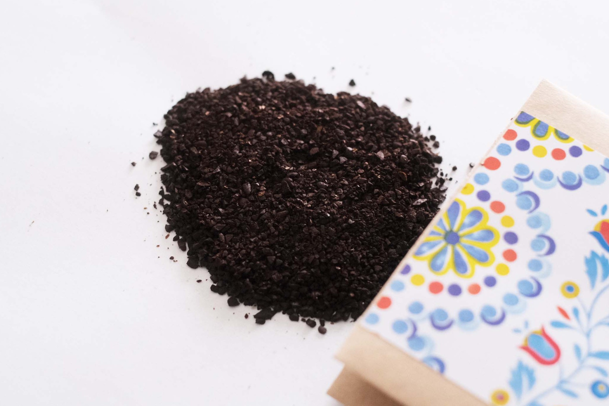 ■コロンビア産
「香ばしい苦みと、広がる香り」｜深煎り（フルシティロースト）
1995年から農薬不使用の栽培に挑戦し、現在はすべてのコーヒー豆を農薬や化学肥料に頼らずに栽培しています。幼い時からこの農園で育ち、人生のほとんどを農園で過ごしているドン・ルイスさんのコーヒーは、カカオのような香りが特長。苦味と酸味のバランスが抜群。
‐チョコレートや焼き菓子と合わせて、デザートタイムに
