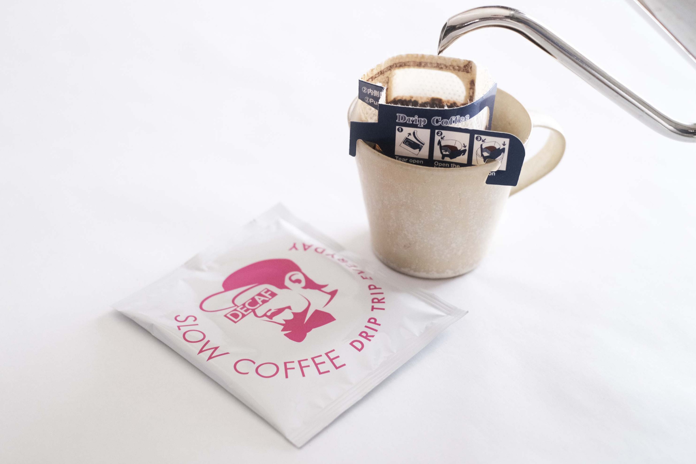 使用しているのは、ホンジュラス産とメキシコ産の有機栽培コーヒー豆をブレンド。
深煎りの香ばしさで、時間やシーンを選ばず楽しめるカフェインレスドリップコーヒーです。

香りとコクがあり、ブラックでも飲みやすい味わい。
オーツミルクとも相性が良く、気分に合わせて楽しめます。
