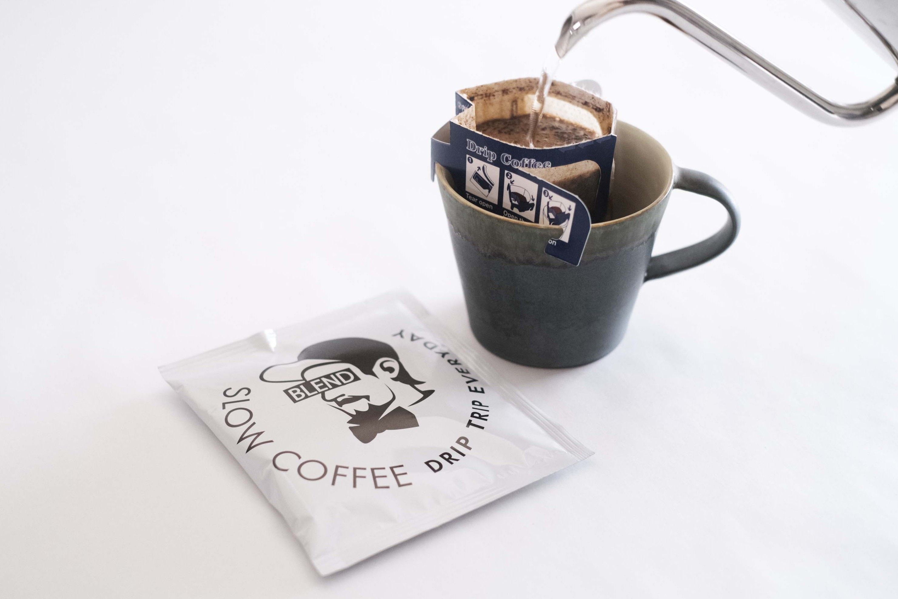 手軽にSlowCoffeeの味わいを楽しめる、ドリップバッグタイプのオリジナルブレンド。
カップにセットしてお湯を注ぐだけで、どこでも簡単に本格的な一杯が完成します。
アグロフォレストリー（※1）で育てられたメキシコ産の深煎り豆をベースに、 東ティモール産コーヒーをブレンド。マイルドで酸味が少なく、甘さのある風味。スッキリとした後味です。
1杯あたり12gと、一般的なドリップバッグよりもやや多めに豆を使用。深いコクと豊かな香りをしっかりと感じていただけます。
