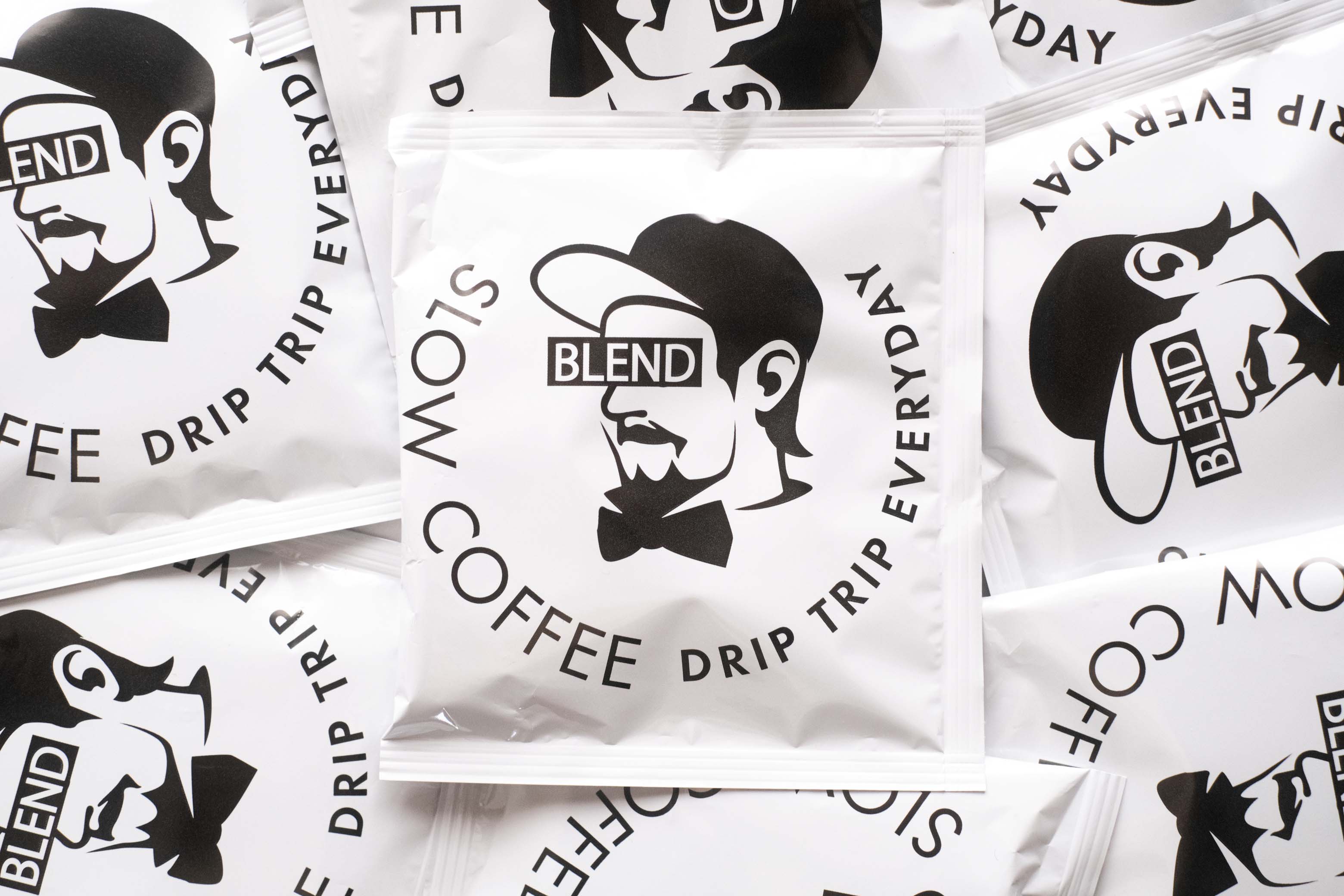 一杯で“いっぱいのうれしい”を。それがSlowCoffee。
SlowCoffeeは、フェアトレードで輸入されたオーガニックコーヒー豆を、国内自社工場で焙煎するコーヒーブランド。代表はNGOナマケモノ倶楽部出身の小澤陽祐氏。千葉県松戸市の焙煎所を拠点に、岐阜県郡上でコーヒースタンドも運営しています。

単なる【モノとお金】の交換ではなく、【想いも行き交うフェアな取引】を大切にしています。
コーヒー業界では、不公平な取引や大量生産が当たり前となり、農薬や化学肥料に頼らざるを得ない現状があります。SlowCoffeeが届けるのは、「おいしくて安心、つくる人にも安全で、地球にもやさしいコーヒー」。

同じ産地の豆と5〜25年以上向き合い、生産者と安定したパートナーシップを築いてきました。豆の個性に合わせた最適な焙煎を追求し、毎回試飲を重ねながら、味わいを磨き続けています。
