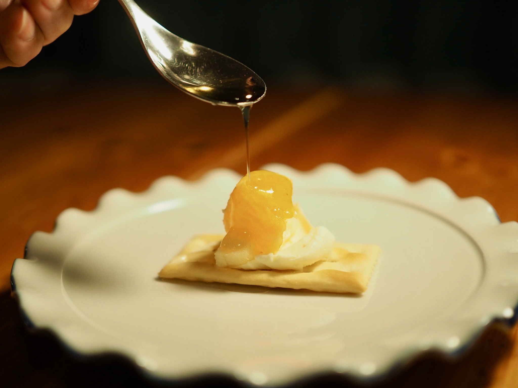 さらりとした口当たりで、毎日の食卓に取り入れやすいバニラシロップ。
果物やトースト、ヨーグルト、アイスクリームに直接かけても◎
ミルクやコーヒーなどの飲み物との相性も抜群!
■おすすめアレンジ
・バニラミルク:ミルクにスプーンひとさじのシロップをかけてみてください。
・フレンチトースト:卵液にバニラシロップを入れることで焼き上げる時にバニラの香りがふわっと立ちます。出来上がりにシロップを垂らしていただくとさらに美味しくなります。