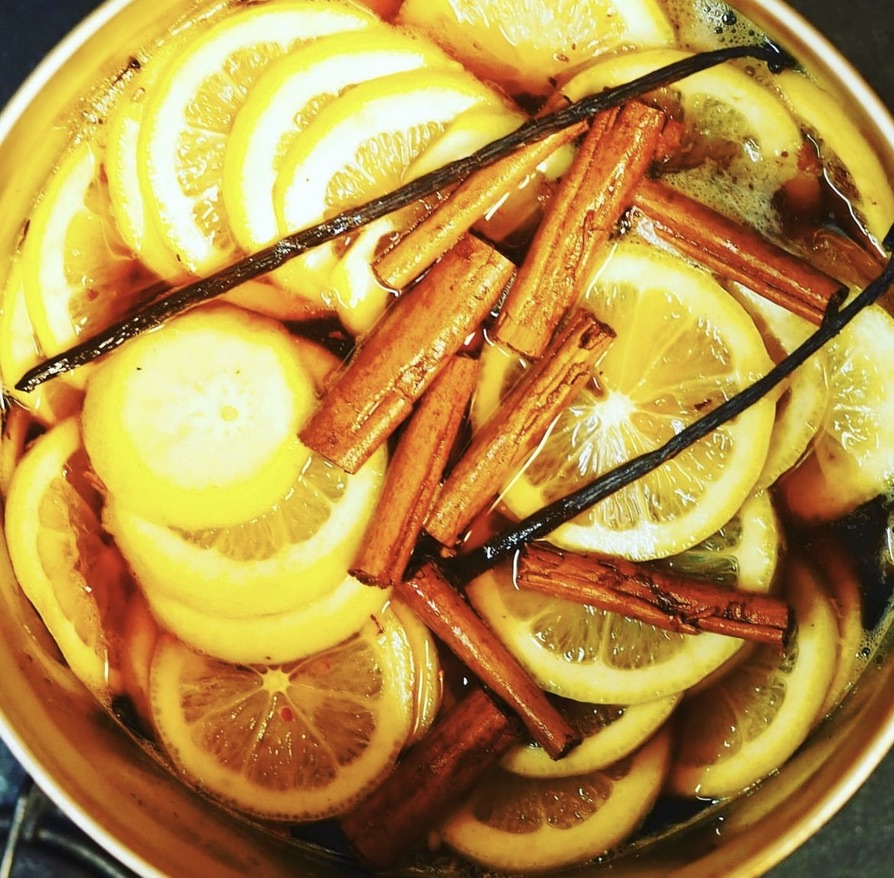 このシロップは、森と共に育つ素材から生まれました。
マダガスカル東沿岸部のアグロフォレストリー農園で育てられたバニラビーンズと、厳選した5種のスパイスを使用しています。高品質なバニラビーンズのコクと奥行きのある香りが、シロップ全体の味わいの軸をつくります。

本商品は、保存料・着色料を使用せず、すべて自然素材のみで仕上げています。

■使用している素材
・アグロフォレストリー農園で育ったバニラビーンズ
・マダガスカル固有の希少な胡椒「ワイルドペッパー」を含む5種のスパイス
・奄美諸島産のさとうきび原料100%の「素焚糖®」
・農薬を使わずに育てた国産レモン

5種のスパイスが重なり合うことで、甘さ、刺激、華やかさが層をなし、森を思わせる芳香が広がります。レモンが後味に爽やかな余韻を添え、こだわりの砂糖が素材本来の風味を引き立てる、やさしくも奥行きのある甘さに仕上げました。
