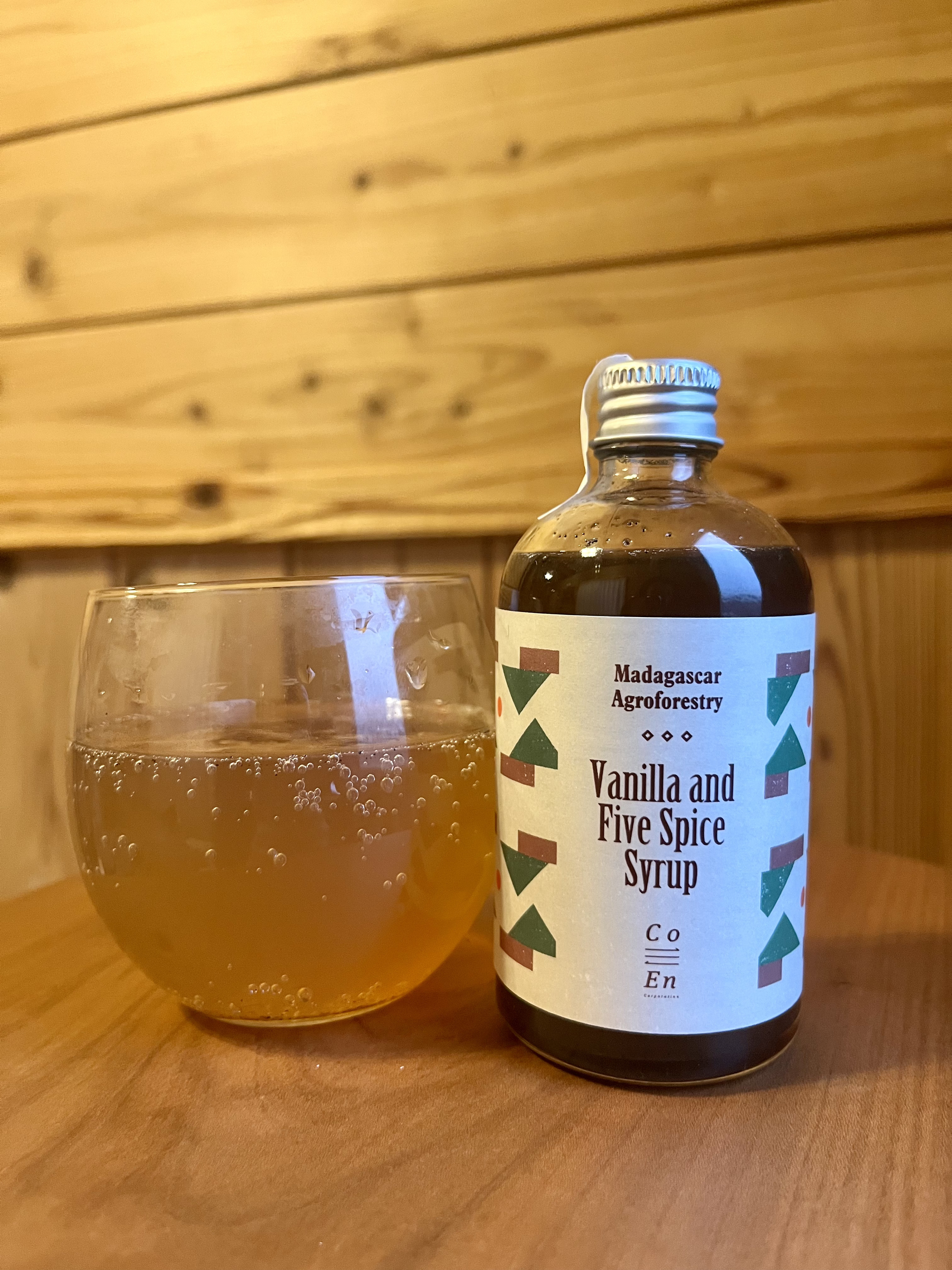 炭酸で割るとクラフトコーラに。ミルクで割ると、チャイ風ドリンクに。
お湯や紅茶に加えると、香りをゆっくり楽しめます。
ビールやワインに少量加えると、大人のアレンジも楽しめます。
