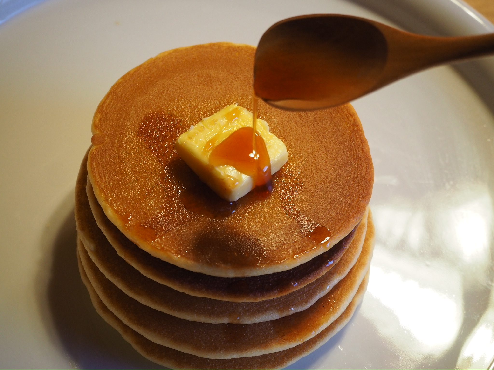 ■ラベルに込めた想い｜デザイン：早瀬慎太郎
ラベルに描かれているのは、グアテマラに生息する動物たち。
豊かな自然を有する一方で、大規模農園開発や違法伐採などにより、森林は減少を続けています。
本製品に使われているカカオは、森を守り、広げるアグロフォレストリーによって生産されたもの。
このシロップを楽しむ時間が、グアテマラの自然や、そこに生きる動物たちに思いを馳せるきっかけになりますように。そんな願いを込めています。
